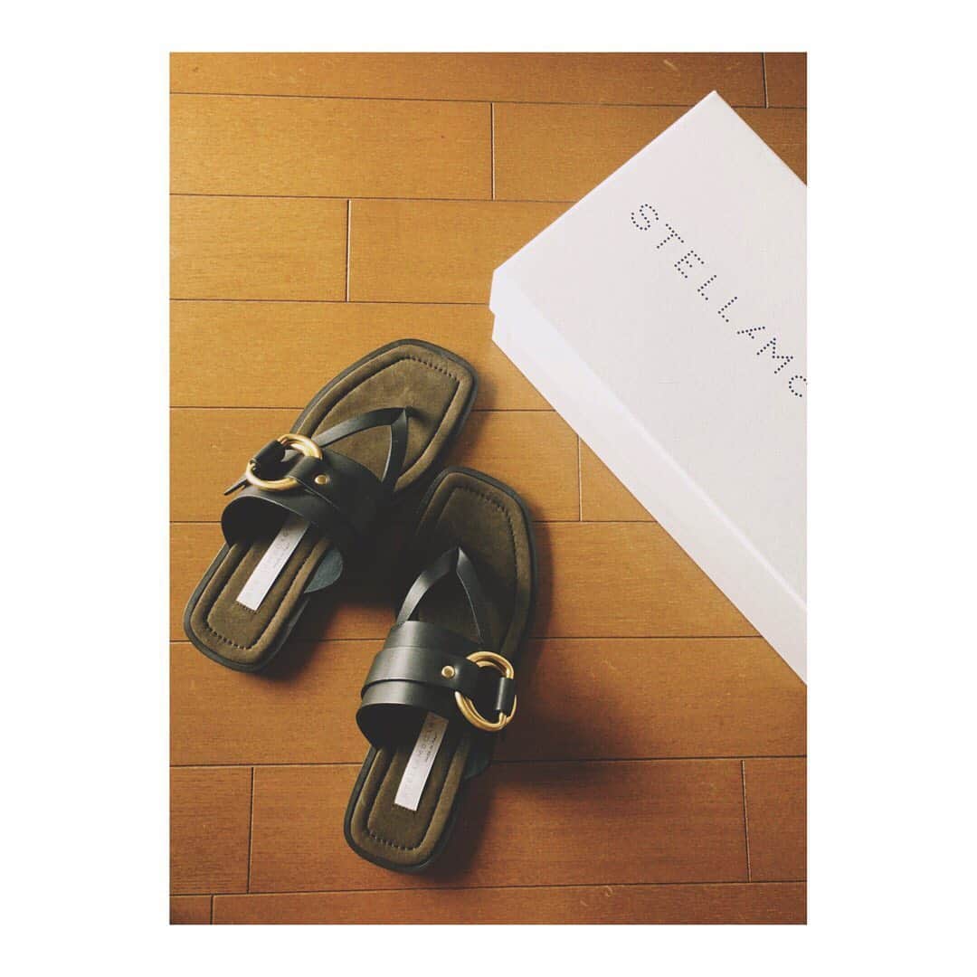 野尻美穂のインスタグラム：「かわ🥺♡ #stellamccartney  #sandals」