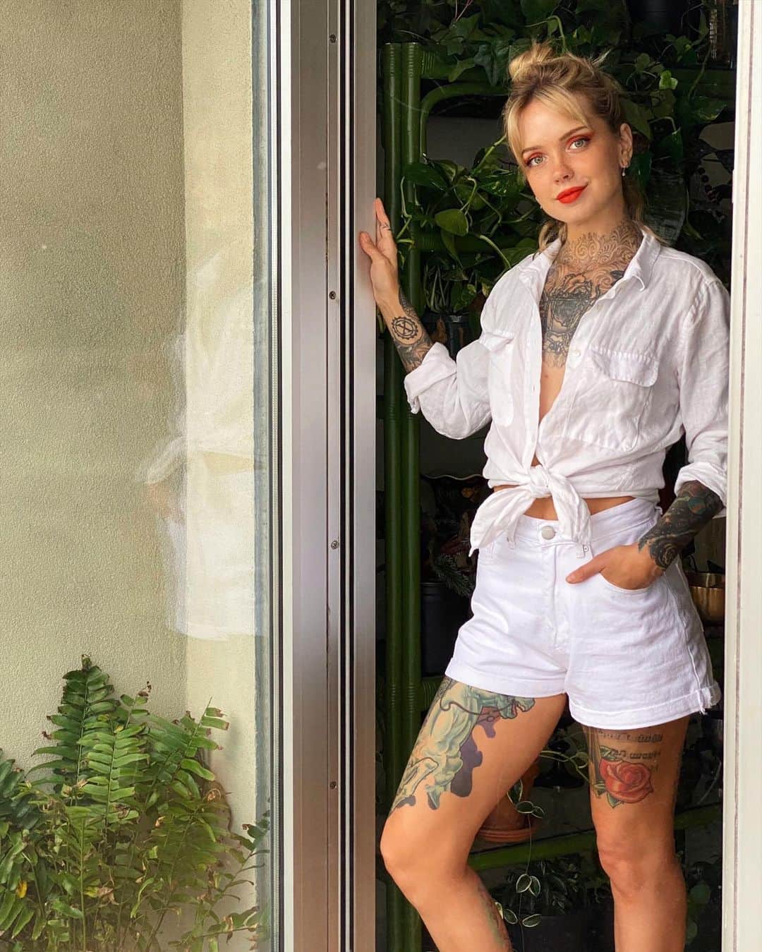サラ・Xのインスタグラム：「If you zoom in you can see the mole I had biopsied on my chest the other week - the results came back as abnormal & next week I go in to have removal surgery complete with stitches. I had 2 others come back as abnormal a few years ago. Get your skin checked, y’all. Makeup details coming soon to my women & LGBTQ+ only account (DM me if you want to follow) and keep an eye out, I have a giveaway or two coming up soon! ❤️✨」