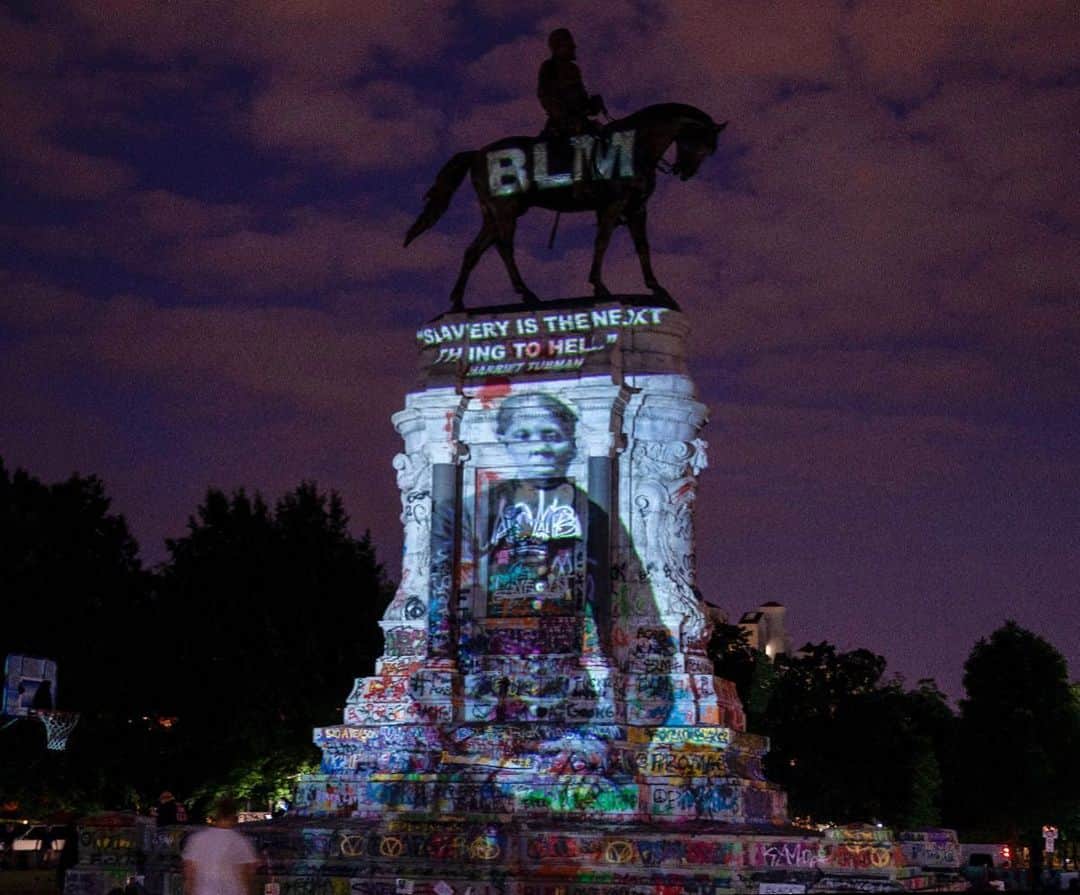 Discoveryさんのインスタグラム写真 - (DiscoveryInstagram)「Harriet Tubman's image is projected on the Robert E. Lee Monument in Richmond, Virginia on the eve of June 19, 2020. Juneteenth is the commemoration of June 19, 1865, when troops entered Texas to ensure the freedom all slaves was recognized more than two years after the Emancipation Proclamation. On this day in American history, independence for all is celebrated.  Photo: Tasos Katopodis/Getty Images  #Juneteenth #harriettubman #emancipation #richmondva #blackhistory #IndependenceDay #blacklivesmatter」6月21日 6時38分 - discovery