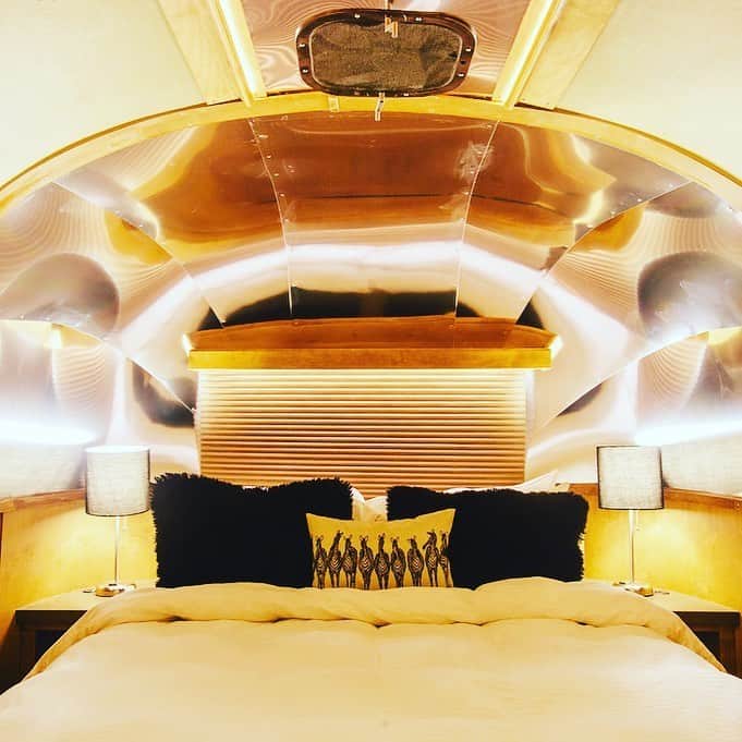 カリフォルニアスタイルさんのインスタグラム写真 - (カリフォルニアスタイルInstagram)「Space Shipの中みたいなこの空間は、内装までピッカピカに磨き上げられたエアストリームの中。 こんなホテルに泊まってみるのもイイね‼️ From California Style Vol.5  @flyingflags_buellton 📷@fotomo #californiastyle #california #airstream #love #camp #night #fire #bed #interiordesign #midcentury #カリフォルニアスタイル #カリフォルニア #カリフォルニア工務店 #ミッドセンチュリー #モダンデザイン #ベッド #家具 #インテリアコーディネート #キャンプ #エアストリーム #rv #旅行 #旅 #家族 #自由 #夏休み #計画 #ライフスタイル #ライフスタイル不動産 #照明」6月21日 6時43分 - cal__style