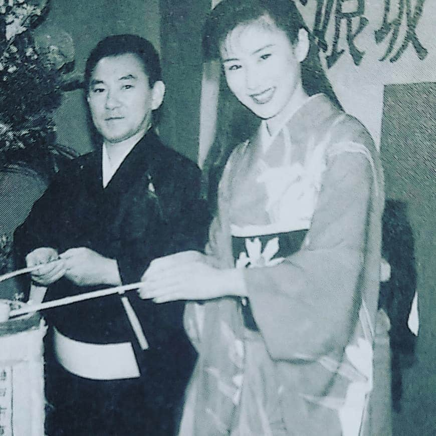 清水まり子さんのインスタグラム写真 - (清水まり子Instagram)「25年前のあたし😳雑誌「歌の手帖 8月号」掲載されました📕見てね。MARIKO #歌手デビューの時 #歌の手帖 #父娘坂 #三沢あけみ #秋湖太郎 #清水まり子 #アラフォー歌手 #Actrusmanagement #SHIMIZUYAPROJECT」6月21日 6時43分 - mariko1205shimizu