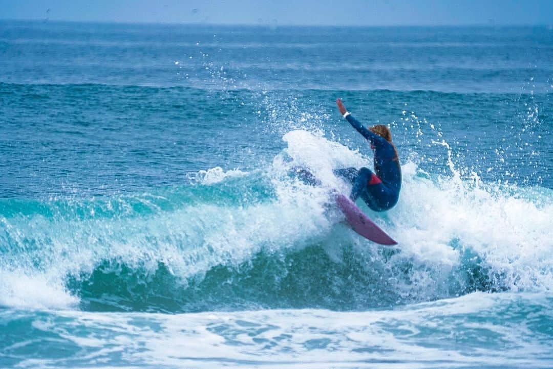 リンゼイ・ジャコベリスのインスタグラム：「Happy #internationalsurfday #saturdaysforthegirls #saturday #surf 🌊」