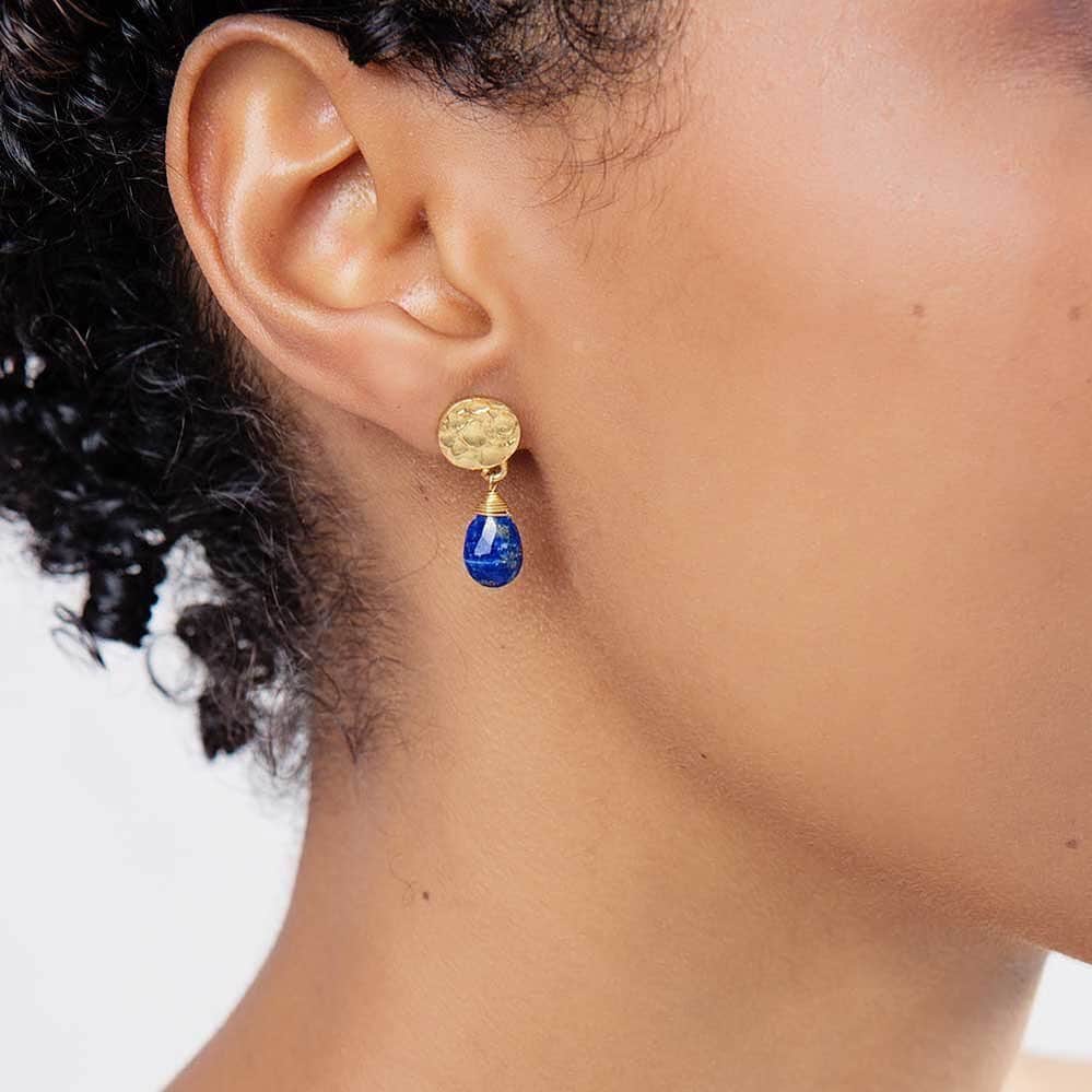 アズニさんのインスタグラム写真 - (アズニInstagram)「An alternative version of the Kate earring with textured gold coin and Lapis stone.  #katemiddletonjewelry #katemiddletonstyle #katemiddletonjewellery #katestyle #duchessofcambridge #katejewellery #royaljewellery #katefashionblogger #katestylebloggers #duchessfashionblogger #royalblogger」6月21日 6時46分 - azunilondon