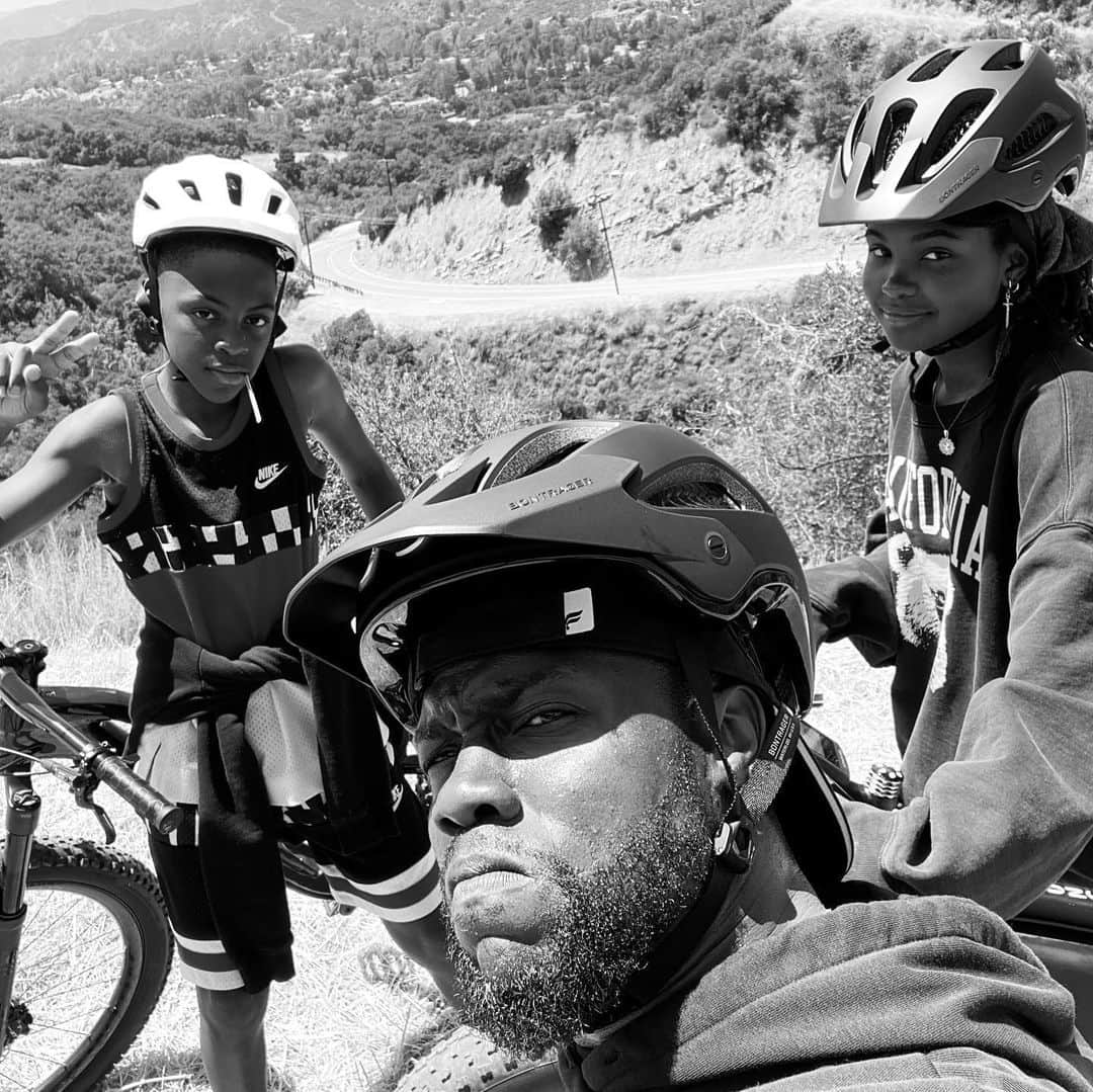 ケビン・ハートさんのインスタグラム写真 - (ケビン・ハートInstagram)「Biking with my mini Me’s....Kicking the canyons ass with my kids on a Saturday 💪🏾💪🏾....They are getting stronger & I’m loving it. Condition them while they are young. #Harts #FitFamily #HealthIsWealth」6月21日 7時06分 - kevinhart4real