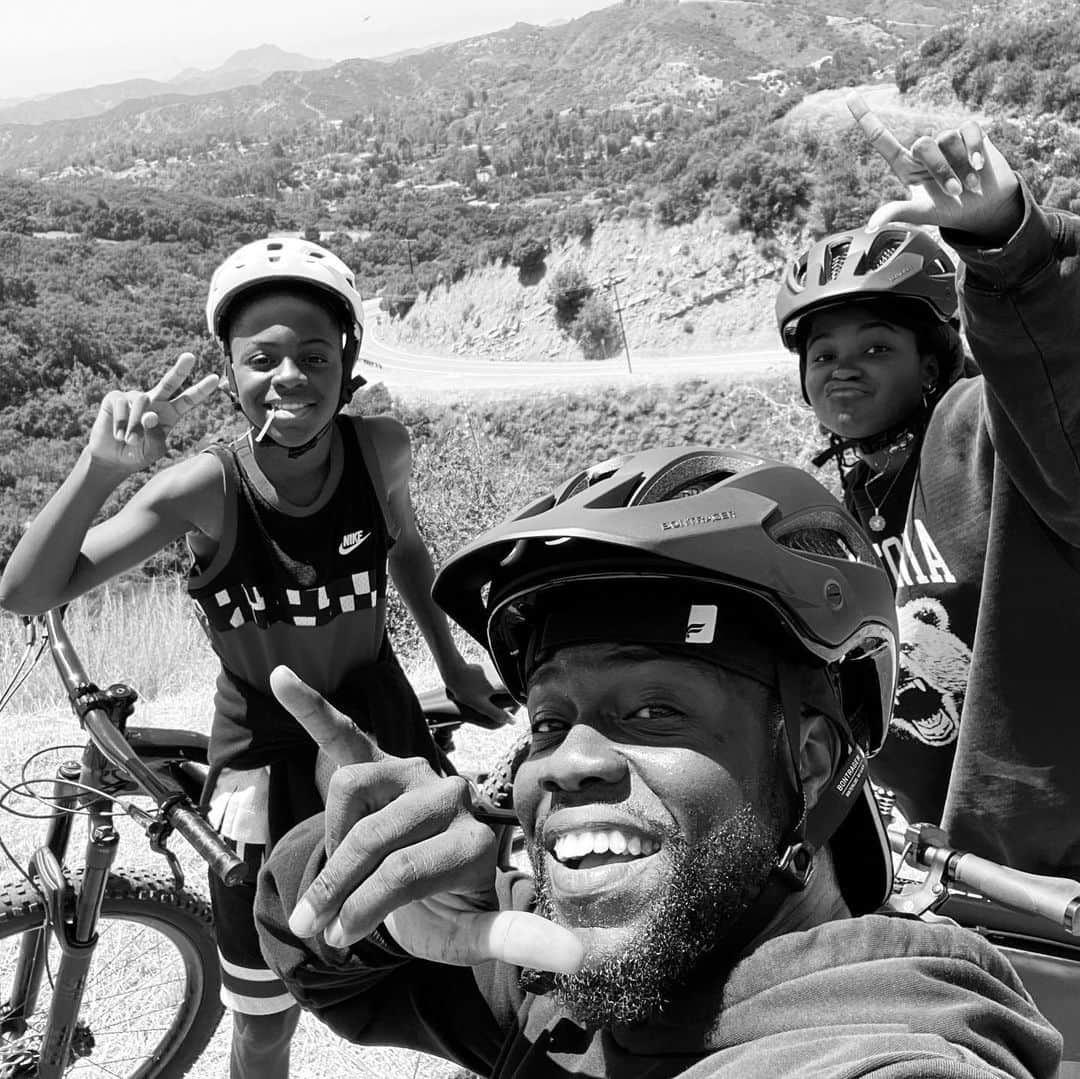 ケビン・ハートさんのインスタグラム写真 - (ケビン・ハートInstagram)「Biking with my mini Me’s....Kicking the canyons ass with my kids on a Saturday 💪🏾💪🏾....They are getting stronger & I’m loving it. Condition them while they are young. #Harts #FitFamily #HealthIsWealth」6月21日 7時06分 - kevinhart4real