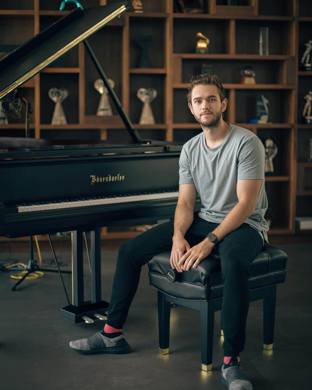 ゼッドさんのインスタグラム写真 - (ゼッドInstagram)「I finally fulfilled my lifelong dream of having a grand piano. Excited to write tons of new music on this one 😍」6月21日 7時07分 - zedd