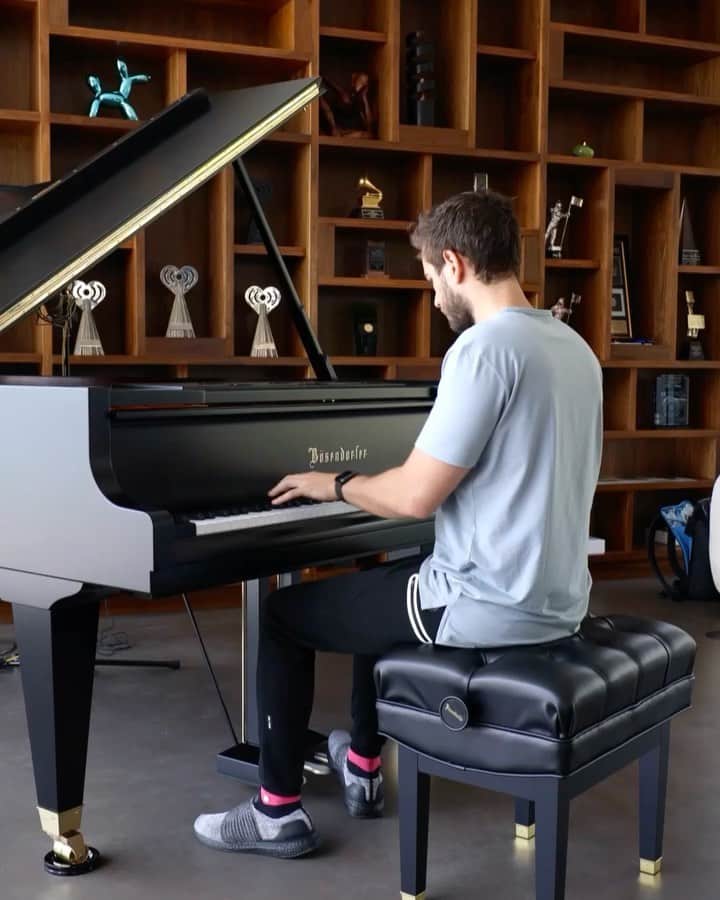 ゼッドのインスタグラム：「I finally fulfilled my lifelong dream of having a grand piano. Excited to write tons of new music on this one 😍」