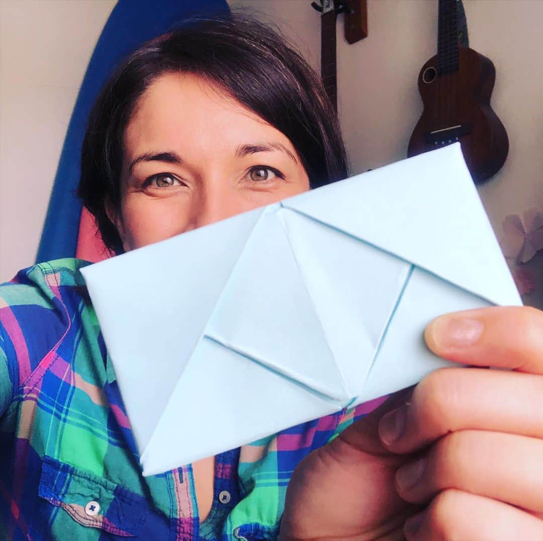 KATのインスタグラム：「For today’s weekend live stream we will be making a message card for Father’s Day! ☺️ come join me live at 5pm PST 9am Japan time! Link is in the profile! #origami #fathersdaygiftideas」