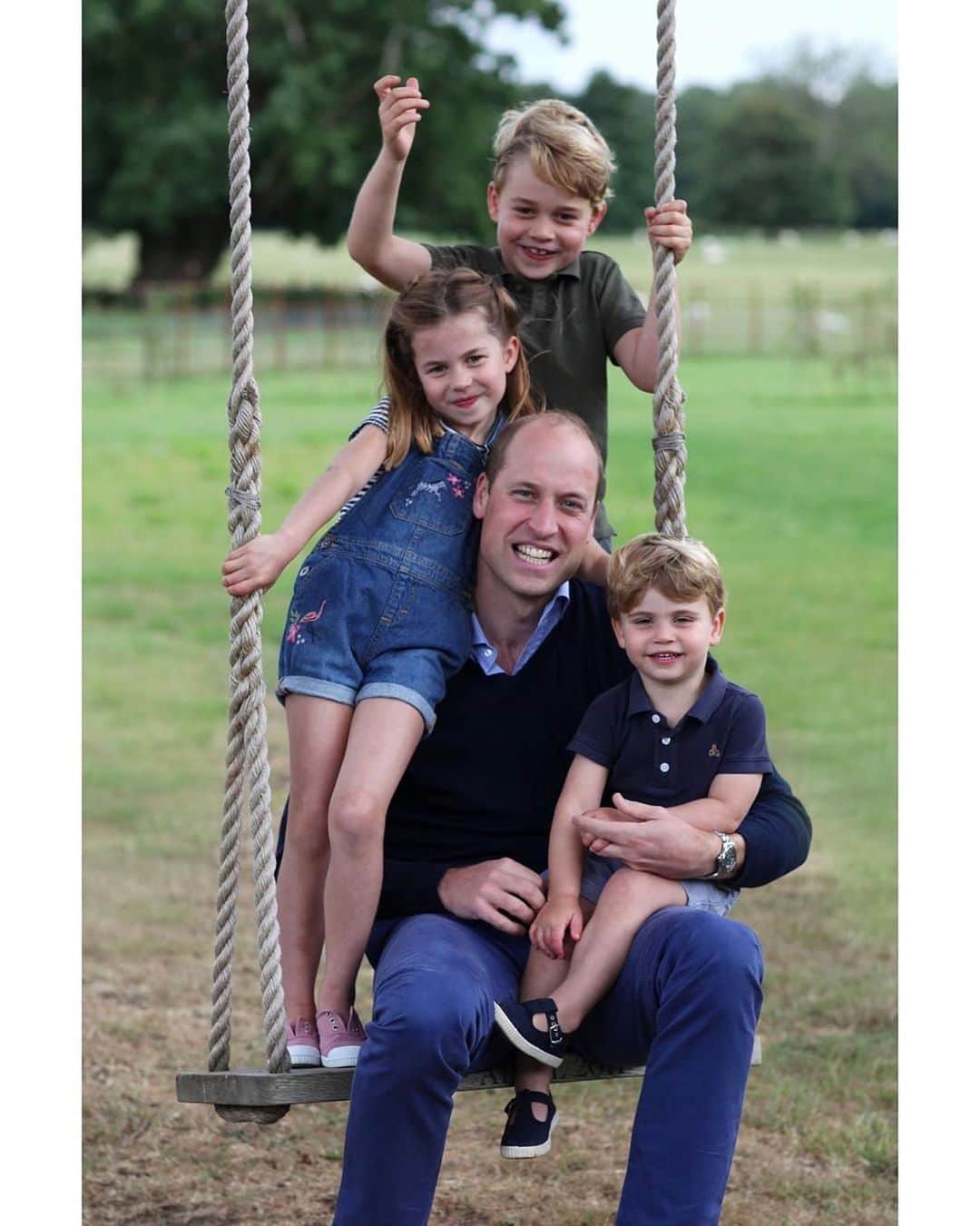 E! Onlineさんのインスタグラム写真 - (E! OnlineInstagram)「A very special photo shared ahead of a very special day tomorrow: Prince William's birthday and #FathersDay. ❤️ (📷:The Duchess of Cambridge/Kensington Palace)」6月21日 7時01分 - enews