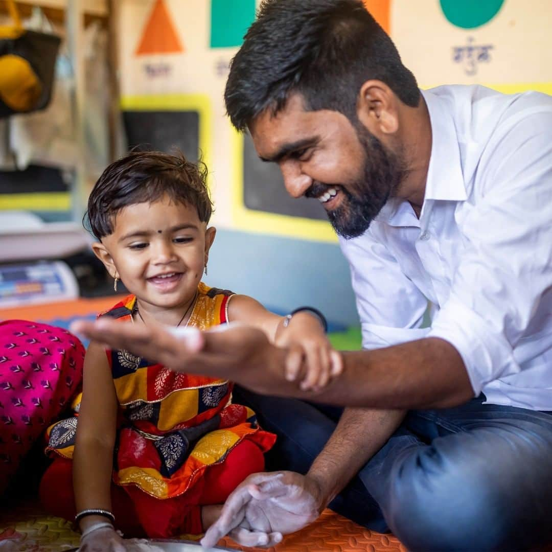 unicefさんのインスタグラム写真 - (unicefInstagram)「These beautiful photos capture the joys of fatherhood. 👉👉⠀ ⠀ Yogesh holds his daughter close, showing his love with hugs and kisses. But he wasn't always such an engaged father - it was a full week after Manyata was born before he held his baby in his arms. “I was too scared to do it,” he admitted. "And even after I did it, I had no idea what else to do – how to bathe her, interact with her or what to feed her after she grew a little older.” Most other fathers he knew -  including his own - were hardly involved in the early moments of their children’s lives. It was considered a ‘mother’s job’.⠀ ⠀ Yogesh began to realise the power of a father's care when the family started attending an early childhood development programme, which UNICEF and @ikea_foundation support in their community in India. He learned how to make meals a more fun and nutritious experience. He saw how playing together could boost Manyata's brain. And he felt how his two-year-old responded when he gave her his undivided time, attention and love. Now, Yogesh proudly boasts about how his daughter is thriving.⠀ ⠀ This #FathersDay, dads all over the world are rising the challenges of #COVID19 but also cherishing the chance to spend more quality time at home with their children. Day by day, giggle by giggle, each father's love is making the #EarlyMomentsMatter.⠀ ⠀ © UNICEF/Bhardwaj」6月21日 7時05分 - unicef