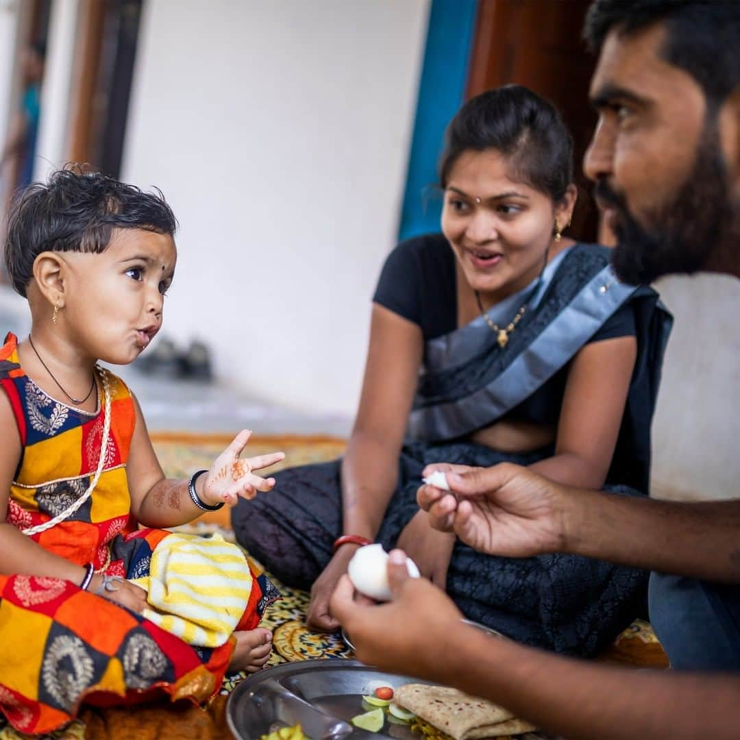 unicefさんのインスタグラム写真 - (unicefInstagram)「These beautiful photos capture the joys of fatherhood. 👉👉⠀ ⠀ Yogesh holds his daughter close, showing his love with hugs and kisses. But he wasn't always such an engaged father - it was a full week after Manyata was born before he held his baby in his arms. “I was too scared to do it,” he admitted. "And even after I did it, I had no idea what else to do – how to bathe her, interact with her or what to feed her after she grew a little older.” Most other fathers he knew -  including his own - were hardly involved in the early moments of their children’s lives. It was considered a ‘mother’s job’.⠀ ⠀ Yogesh began to realise the power of a father's care when the family started attending an early childhood development programme, which UNICEF and @ikea_foundation support in their community in India. He learned how to make meals a more fun and nutritious experience. He saw how playing together could boost Manyata's brain. And he felt how his two-year-old responded when he gave her his undivided time, attention and love. Now, Yogesh proudly boasts about how his daughter is thriving.⠀ ⠀ This #FathersDay, dads all over the world are rising the challenges of #COVID19 but also cherishing the chance to spend more quality time at home with their children. Day by day, giggle by giggle, each father's love is making the #EarlyMomentsMatter.⠀ ⠀ © UNICEF/Bhardwaj」6月21日 7時05分 - unicef