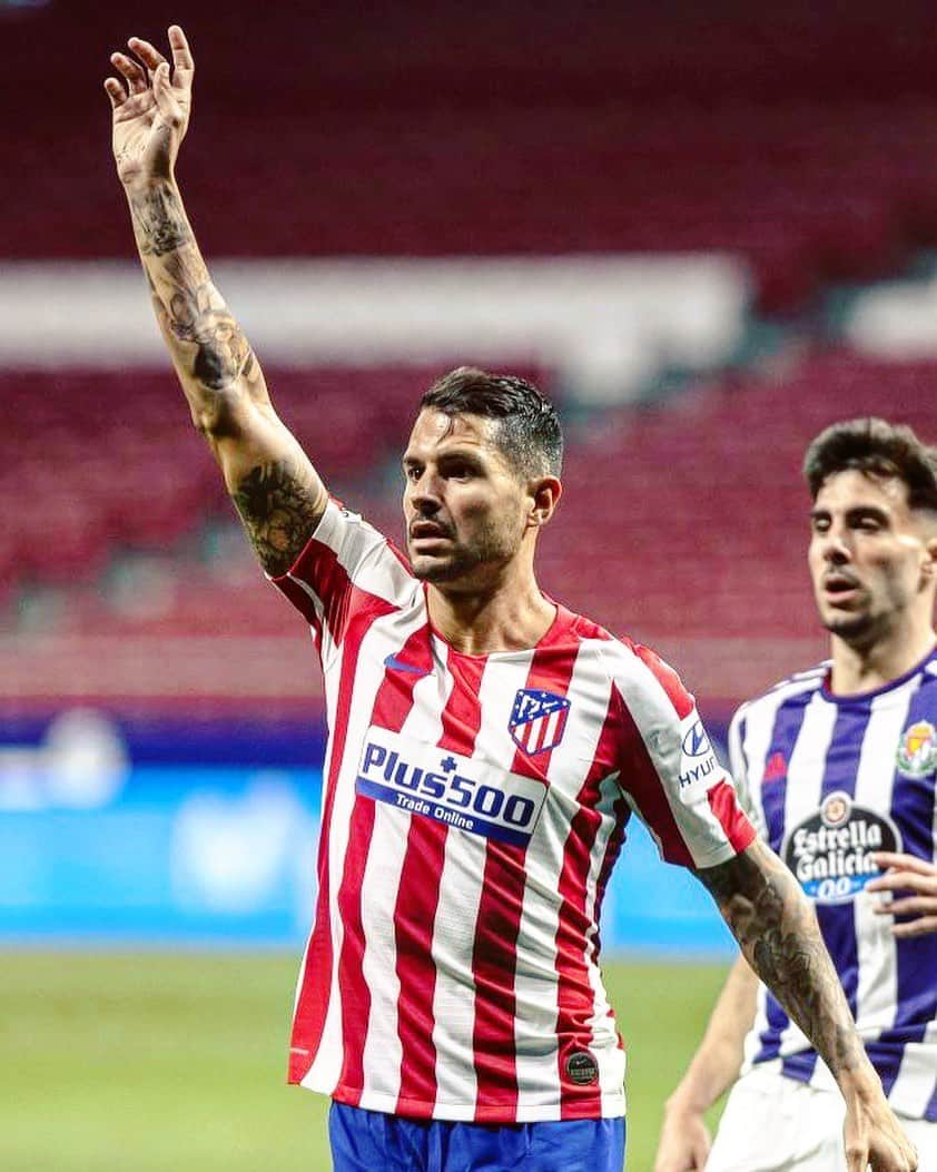 LFPさんのインスタグラム写真 - (LFPInstagram)「Who scored @atleticodemadrid's winning goal? 🙋🏻‍♂️ • ¿Quién ha marcado el gol de la victoria del #Atleti? 🙋🏻‍♂️ • #LaLiga #LaLigaSantander #Vitolo #Football #Goals」6月21日 7時15分 - laliga