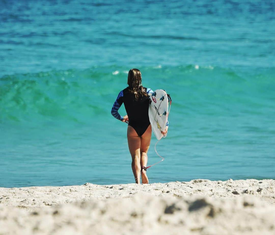 コートニー・コンローグさんのインスタグラム写真 - (コートニー・コンローグInstagram)「Happy International Surfing Day|| The ocean is a place where I go to heal, challenge, and seek. The Ocean Doesn’t judge it just humbles you. The beauty is how the Sea connects us all to each other. Thank you Mother Nature I don’t know what I’d do without the sea and Surfing. #internationalsurfingday」6月21日 7時21分 - courtneyconlogue