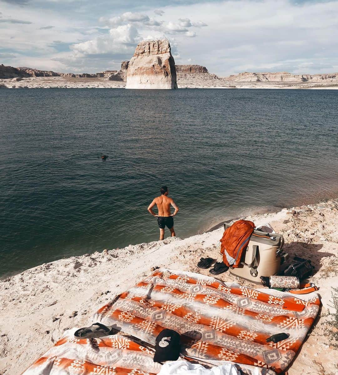 アダム・センさんのインスタグラム写真 - (アダム・センInstagram)「Best part of a road trip is you never know where you might end up, Lake Powell.」6月21日 7時31分 - adamsenn