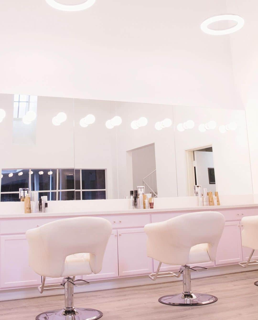ポール・ノートンさんのインスタグラム写真 - (ポール・ノートンInstagram)「ATTENTION LA hairstylist ! Chair rental, commission and private studio options available! My salon @leobypaulnorton is looking to grow its pack! Our space offers independence and intimacy in addition to a supportive salon environment. •front of house service • complementary parking • socially friendly atmosphere • salon assistant options • create your own schedule • centrally located with private entrance  If you’re looking to make a change and join a new crew shoot me a DM OR contact @leobypaulnorton directly  at: samm@leobypaulnorton.com」6月21日 7時43分 - paulnortonhair
