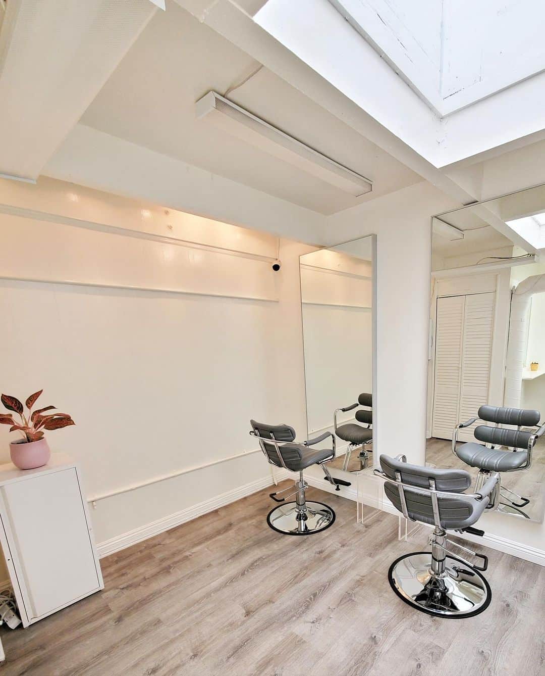 ポール・ノートンさんのインスタグラム写真 - (ポール・ノートンInstagram)「ATTENTION LA hairstylist ! Chair rental, commission and private studio options available! My salon @leobypaulnorton is looking to grow its pack! Our space offers independence and intimacy in addition to a supportive salon environment. •front of house service • complementary parking • socially friendly atmosphere • salon assistant options • create your own schedule • centrally located with private entrance  If you’re looking to make a change and join a new crew shoot me a DM OR contact @leobypaulnorton directly  at: samm@leobypaulnorton.com」6月21日 7時43分 - paulnortonhair