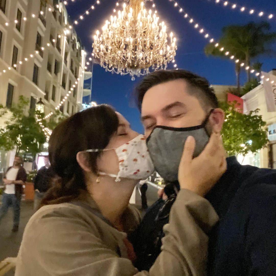 フリーディアのインスタグラム：「What a night! We haven’t been out much since the pandemic and it was a whole new experience going on a date after hardly seeing anyone but family for the past 3+ months. We were served by people in spacesuits ✨🌙What a time! Lol  #happytenyears #datenight #pandemicdatenight #facemasks #facemaskkisses #kiss #romantic #losangeles #california ステイホームになってから3ヶ月以上はほとんど家からも出ていないし、家族以外人と触れ合っていないからなんか面白いデートナイトだった❤️ 食事が出た時も宇宙飛行士の人が出てきたし。本当に不思議な時だね！」