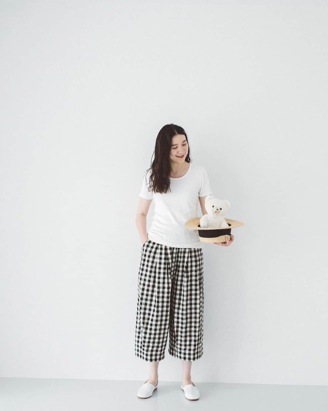 ナチュランさんのインスタグラム写真 - (ナチュランInstagram)「さらり、ふわりと心地よい【 リネンの羽織りもの 】﻿ ﻿ じめじめと蒸し暑いと思いきや、急に肌寒くなったりと不安定な天気が続く梅雨時。﻿ そんな時期は、さらさらと素肌に心地よいリネン100％素材で仕立てた羽織りアイテムがおすすめです。﻿ お出かけ前にさらりと纏うだけで、どこか品の漂う装いに仕上げてくれる、上質なリネンを使ったバイヤーいちおしアイテムをご紹介します。﻿ ﻿ ﻿ -----------﻿ ■【tukuroi by SUNVALLEY】ラミーラチネ フード付きワイドブルゾン［FOR-2A40-0688-A］﻿ カジュアルな中にもどこか品のよさを漂わせる、ラチネ織りと呼ばれる独特な凹凸感が特徴のパーカ。コンパクトなショート着丈で持ち運びもしやすく、梅雨時のちょっとしたお出かけやお散歩での温度調節にもおしゃれに活躍してくれます。﻿ ﻿ ﻿ -----------﻿ ■リネンワイドギャザーシャツワンピース［EQC-2A34-0848-B］﻿ 前回登場の際に大好評だった「TUTIE.」とナチュランのコラボワンピース。別注カラーのダークグリーンは、リネンの風合いが引き立った味わい深い色合いが、甘すぎない大人シックな装いに仕立ててくれます。﻿ ﻿ ﻿ -----------﻿ ■リネンカットロングカーディガン［DLW-2A41-0805-B］﻿ ■コットンリネンしわ加工キーネックギャザーワンピース［MAA-2A40-1261-D］﻿ リネンを優しく編み立てた、ソフトな風合いと軽さが魅力的なロングカーディガン。シワになりにくいカットソー生地は、くるくるとコンパクトに畳んで持ち運べる使い勝手のよさもうれしいポイントです。﻿ リラックスムード漂うやわらかなベージュカラーのワンピース。洗いを2回施した優しい肌当たりで、リネン特有のシャリ感が苦手な方にもおすすめな1枚です。座りシワも気にせず楽しめ、ゆったりくつろぐおうち着もぴったりです。﻿ ﻿ ﻿ ﻿ ﻿ ------------------------------﻿ ▶️お買いものは写真内のタグをタップしてくださいね。またはプロフィールからもナチュランへリンクしています。→@natulan_official﻿ ﻿ ▶️写真内のタグは、販売中でも消えている場合がございます。ぜひ、ナチュランの検索窓から、注文番号又は商品名を、検索してみてくださいね。﻿ ﻿ ▶️プロフィール画面では、季節のおすすめ商品や、再入荷情報をご紹介しています。ぜひ、ご覧くださいませ。→@natulan_official﻿ ﻿ ----------- #lifewear #fashion #今日のコーデ #コーディネート #ファッション #ナチュラル #ナチュラン #natulan #日々の暮らし #暮らしを楽しむ #シンプルライフ #シンプルコーデ #大人女子 #大人コーデ #ナチュラルコーデ #羽織り #羽織りコーデ #リネンコーデ #リネンパーカー #リネンワンピース #前開きワンピース #リネンカーディガン #ロングカーディガン #Aラインワンピース #サンバレー #ツチエ #ヘブンリー #ゼロハチマブ #冷房対策 #natulan_official @okalichan」6月21日 7時59分 - natulan_official