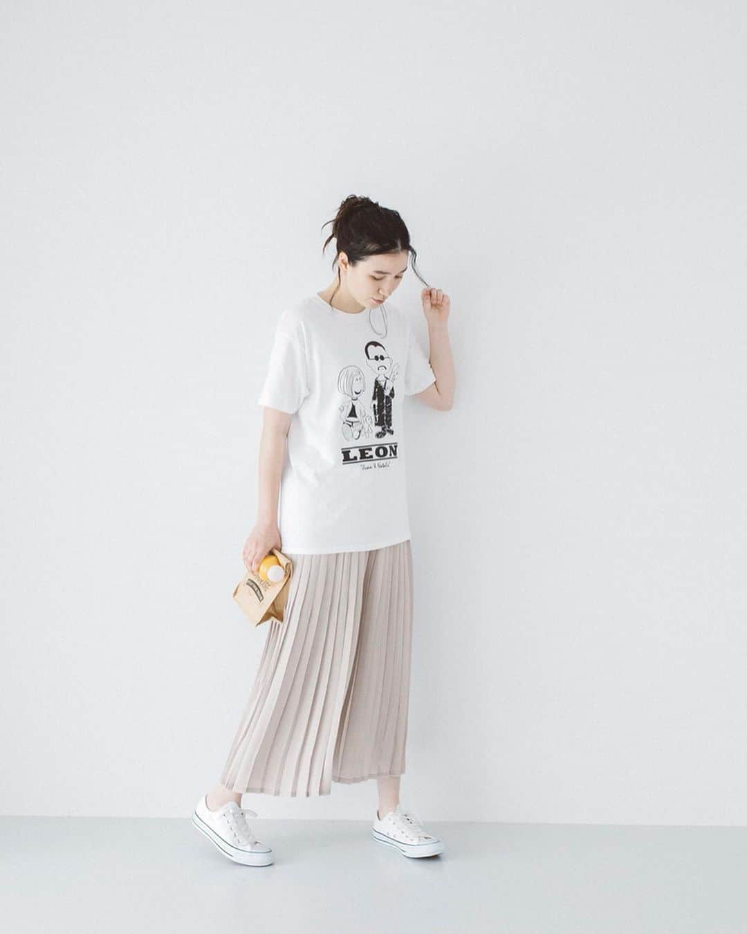 ナチュランさんのインスタグラム写真 - (ナチュランInstagram)「さらり、ふわりと心地よい【 リネンの羽織りもの 】﻿ ﻿ じめじめと蒸し暑いと思いきや、急に肌寒くなったりと不安定な天気が続く梅雨時。﻿ そんな時期は、さらさらと素肌に心地よいリネン100％素材で仕立てた羽織りアイテムがおすすめです。﻿ お出かけ前にさらりと纏うだけで、どこか品の漂う装いに仕上げてくれる、上質なリネンを使ったバイヤーいちおしアイテムをご紹介します。﻿ ﻿ ﻿ -----------﻿ ■【tukuroi by SUNVALLEY】ラミーラチネ フード付きワイドブルゾン［FOR-2A40-0688-A］﻿ カジュアルな中にもどこか品のよさを漂わせる、ラチネ織りと呼ばれる独特な凹凸感が特徴のパーカ。コンパクトなショート着丈で持ち運びもしやすく、梅雨時のちょっとしたお出かけやお散歩での温度調節にもおしゃれに活躍してくれます。﻿ ﻿ ﻿ -----------﻿ ■リネンワイドギャザーシャツワンピース［EQC-2A34-0848-B］﻿ 前回登場の際に大好評だった「TUTIE.」とナチュランのコラボワンピース。別注カラーのダークグリーンは、リネンの風合いが引き立った味わい深い色合いが、甘すぎない大人シックな装いに仕立ててくれます。﻿ ﻿ ﻿ -----------﻿ ■リネンカットロングカーディガン［DLW-2A41-0805-B］﻿ ■コットンリネンしわ加工キーネックギャザーワンピース［MAA-2A40-1261-D］﻿ リネンを優しく編み立てた、ソフトな風合いと軽さが魅力的なロングカーディガン。シワになりにくいカットソー生地は、くるくるとコンパクトに畳んで持ち運べる使い勝手のよさもうれしいポイントです。﻿ リラックスムード漂うやわらかなベージュカラーのワンピース。洗いを2回施した優しい肌当たりで、リネン特有のシャリ感が苦手な方にもおすすめな1枚です。座りシワも気にせず楽しめ、ゆったりくつろぐおうち着もぴったりです。﻿ ﻿ ﻿ ﻿ ﻿ ------------------------------﻿ ▶️お買いものは写真内のタグをタップしてくださいね。またはプロフィールからもナチュランへリンクしています。→@natulan_official﻿ ﻿ ▶️写真内のタグは、販売中でも消えている場合がございます。ぜひ、ナチュランの検索窓から、注文番号又は商品名を、検索してみてくださいね。﻿ ﻿ ▶️プロフィール画面では、季節のおすすめ商品や、再入荷情報をご紹介しています。ぜひ、ご覧くださいませ。→@natulan_official﻿ ﻿ ----------- #lifewear #fashion #今日のコーデ #コーディネート #ファッション #ナチュラル #ナチュラン #natulan #日々の暮らし #暮らしを楽しむ #シンプルライフ #シンプルコーデ #大人女子 #大人コーデ #ナチュラルコーデ #羽織り #羽織りコーデ #リネンコーデ #リネンパーカー #リネンワンピース #前開きワンピース #リネンカーディガン #ロングカーディガン #Aラインワンピース #サンバレー #ツチエ #ヘブンリー #ゼロハチマブ #冷房対策 #natulan_official @okalichan」6月21日 7時59分 - natulan_official