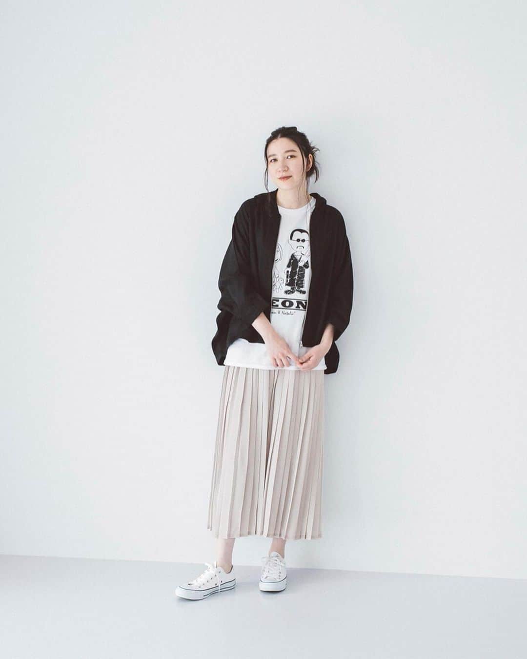 ナチュランさんのインスタグラム写真 - (ナチュランInstagram)「さらり、ふわりと心地よい【 リネンの羽織りもの 】﻿ ﻿ じめじめと蒸し暑いと思いきや、急に肌寒くなったりと不安定な天気が続く梅雨時。﻿ そんな時期は、さらさらと素肌に心地よいリネン100％素材で仕立てた羽織りアイテムがおすすめです。﻿ お出かけ前にさらりと纏うだけで、どこか品の漂う装いに仕上げてくれる、上質なリネンを使ったバイヤーいちおしアイテムをご紹介します。﻿ ﻿ ﻿ -----------﻿ ■【tukuroi by SUNVALLEY】ラミーラチネ フード付きワイドブルゾン［FOR-2A40-0688-A］﻿ カジュアルな中にもどこか品のよさを漂わせる、ラチネ織りと呼ばれる独特な凹凸感が特徴のパーカ。コンパクトなショート着丈で持ち運びもしやすく、梅雨時のちょっとしたお出かけやお散歩での温度調節にもおしゃれに活躍してくれます。﻿ ﻿ ﻿ -----------﻿ ■リネンワイドギャザーシャツワンピース［EQC-2A34-0848-B］﻿ 前回登場の際に大好評だった「TUTIE.」とナチュランのコラボワンピース。別注カラーのダークグリーンは、リネンの風合いが引き立った味わい深い色合いが、甘すぎない大人シックな装いに仕立ててくれます。﻿ ﻿ ﻿ -----------﻿ ■リネンカットロングカーディガン［DLW-2A41-0805-B］﻿ ■コットンリネンしわ加工キーネックギャザーワンピース［MAA-2A40-1261-D］﻿ リネンを優しく編み立てた、ソフトな風合いと軽さが魅力的なロングカーディガン。シワになりにくいカットソー生地は、くるくるとコンパクトに畳んで持ち運べる使い勝手のよさもうれしいポイントです。﻿ リラックスムード漂うやわらかなベージュカラーのワンピース。洗いを2回施した優しい肌当たりで、リネン特有のシャリ感が苦手な方にもおすすめな1枚です。座りシワも気にせず楽しめ、ゆったりくつろぐおうち着もぴったりです。﻿ ﻿ ﻿ ﻿ ﻿ ------------------------------﻿ ▶️お買いものは写真内のタグをタップしてくださいね。またはプロフィールからもナチュランへリンクしています。→@natulan_official﻿ ﻿ ▶️写真内のタグは、販売中でも消えている場合がございます。ぜひ、ナチュランの検索窓から、注文番号又は商品名を、検索してみてくださいね。﻿ ﻿ ▶️プロフィール画面では、季節のおすすめ商品や、再入荷情報をご紹介しています。ぜひ、ご覧くださいませ。→@natulan_official﻿ ﻿ ----------- #lifewear #fashion #今日のコーデ #コーディネート #ファッション #ナチュラル #ナチュラン #natulan #日々の暮らし #暮らしを楽しむ #シンプルライフ #シンプルコーデ #大人女子 #大人コーデ #ナチュラルコーデ #羽織り #羽織りコーデ #リネンコーデ #リネンパーカー #リネンワンピース #前開きワンピース #リネンカーディガン #ロングカーディガン #Aラインワンピース #サンバレー #ツチエ #ヘブンリー #ゼロハチマブ #冷房対策 #natulan_official @okalichan」6月21日 7時59分 - natulan_official