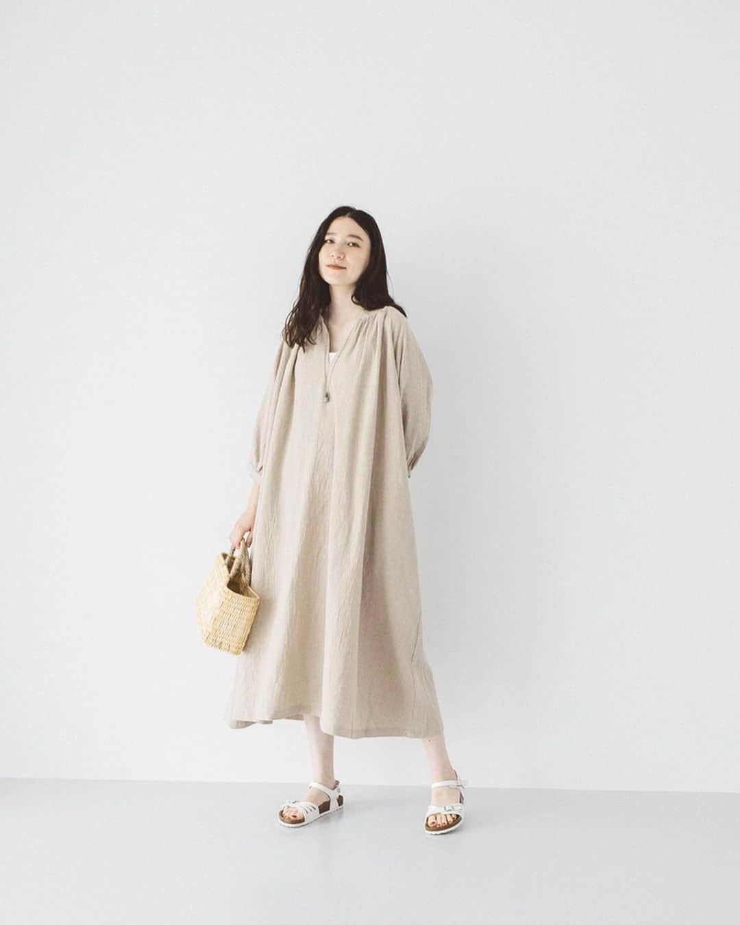 ナチュランさんのインスタグラム写真 - (ナチュランInstagram)「さらり、ふわりと心地よい【 リネンの羽織りもの 】﻿ ﻿ じめじめと蒸し暑いと思いきや、急に肌寒くなったりと不安定な天気が続く梅雨時。﻿ そんな時期は、さらさらと素肌に心地よいリネン100％素材で仕立てた羽織りアイテムがおすすめです。﻿ お出かけ前にさらりと纏うだけで、どこか品の漂う装いに仕上げてくれる、上質なリネンを使ったバイヤーいちおしアイテムをご紹介します。﻿ ﻿ ﻿ -----------﻿ ■【tukuroi by SUNVALLEY】ラミーラチネ フード付きワイドブルゾン［FOR-2A40-0688-A］﻿ カジュアルな中にもどこか品のよさを漂わせる、ラチネ織りと呼ばれる独特な凹凸感が特徴のパーカ。コンパクトなショート着丈で持ち運びもしやすく、梅雨時のちょっとしたお出かけやお散歩での温度調節にもおしゃれに活躍してくれます。﻿ ﻿ ﻿ -----------﻿ ■リネンワイドギャザーシャツワンピース［EQC-2A34-0848-B］﻿ 前回登場の際に大好評だった「TUTIE.」とナチュランのコラボワンピース。別注カラーのダークグリーンは、リネンの風合いが引き立った味わい深い色合いが、甘すぎない大人シックな装いに仕立ててくれます。﻿ ﻿ ﻿ -----------﻿ ■リネンカットロングカーディガン［DLW-2A41-0805-B］﻿ ■コットンリネンしわ加工キーネックギャザーワンピース［MAA-2A40-1261-D］﻿ リネンを優しく編み立てた、ソフトな風合いと軽さが魅力的なロングカーディガン。シワになりにくいカットソー生地は、くるくるとコンパクトに畳んで持ち運べる使い勝手のよさもうれしいポイントです。﻿ リラックスムード漂うやわらかなベージュカラーのワンピース。洗いを2回施した優しい肌当たりで、リネン特有のシャリ感が苦手な方にもおすすめな1枚です。座りシワも気にせず楽しめ、ゆったりくつろぐおうち着もぴったりです。﻿ ﻿ ﻿ ﻿ ﻿ ------------------------------﻿ ▶️お買いものは写真内のタグをタップしてくださいね。またはプロフィールからもナチュランへリンクしています。→@natulan_official﻿ ﻿ ▶️写真内のタグは、販売中でも消えている場合がございます。ぜひ、ナチュランの検索窓から、注文番号又は商品名を、検索してみてくださいね。﻿ ﻿ ▶️プロフィール画面では、季節のおすすめ商品や、再入荷情報をご紹介しています。ぜひ、ご覧くださいませ。→@natulan_official﻿ ﻿ ----------- #lifewear #fashion #今日のコーデ #コーディネート #ファッション #ナチュラル #ナチュラン #natulan #日々の暮らし #暮らしを楽しむ #シンプルライフ #シンプルコーデ #大人女子 #大人コーデ #ナチュラルコーデ #羽織り #羽織りコーデ #リネンコーデ #リネンパーカー #リネンワンピース #前開きワンピース #リネンカーディガン #ロングカーディガン #Aラインワンピース #サンバレー #ツチエ #ヘブンリー #ゼロハチマブ #冷房対策 #natulan_official @okalichan」6月21日 7時59分 - natulan_official