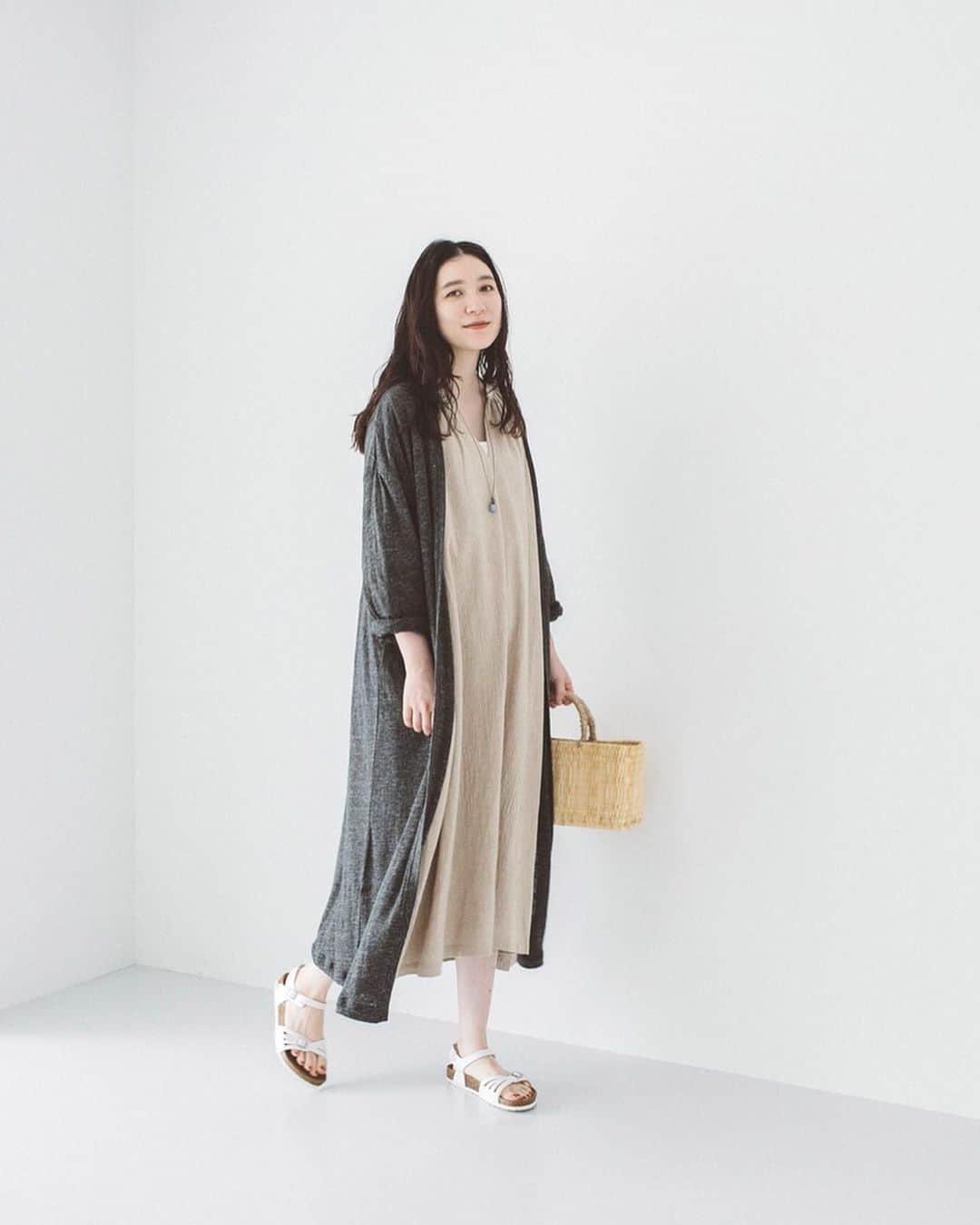 ナチュランさんのインスタグラム写真 - (ナチュランInstagram)「さらり、ふわりと心地よい【 リネンの羽織りもの 】﻿ ﻿ じめじめと蒸し暑いと思いきや、急に肌寒くなったりと不安定な天気が続く梅雨時。﻿ そんな時期は、さらさらと素肌に心地よいリネン100％素材で仕立てた羽織りアイテムがおすすめです。﻿ お出かけ前にさらりと纏うだけで、どこか品の漂う装いに仕上げてくれる、上質なリネンを使ったバイヤーいちおしアイテムをご紹介します。﻿ ﻿ ﻿ -----------﻿ ■【tukuroi by SUNVALLEY】ラミーラチネ フード付きワイドブルゾン［FOR-2A40-0688-A］﻿ カジュアルな中にもどこか品のよさを漂わせる、ラチネ織りと呼ばれる独特な凹凸感が特徴のパーカ。コンパクトなショート着丈で持ち運びもしやすく、梅雨時のちょっとしたお出かけやお散歩での温度調節にもおしゃれに活躍してくれます。﻿ ﻿ ﻿ -----------﻿ ■リネンワイドギャザーシャツワンピース［EQC-2A34-0848-B］﻿ 前回登場の際に大好評だった「TUTIE.」とナチュランのコラボワンピース。別注カラーのダークグリーンは、リネンの風合いが引き立った味わい深い色合いが、甘すぎない大人シックな装いに仕立ててくれます。﻿ ﻿ ﻿ -----------﻿ ■リネンカットロングカーディガン［DLW-2A41-0805-B］﻿ ■コットンリネンしわ加工キーネックギャザーワンピース［MAA-2A40-1261-D］﻿ リネンを優しく編み立てた、ソフトな風合いと軽さが魅力的なロングカーディガン。シワになりにくいカットソー生地は、くるくるとコンパクトに畳んで持ち運べる使い勝手のよさもうれしいポイントです。﻿ リラックスムード漂うやわらかなベージュカラーのワンピース。洗いを2回施した優しい肌当たりで、リネン特有のシャリ感が苦手な方にもおすすめな1枚です。座りシワも気にせず楽しめ、ゆったりくつろぐおうち着もぴったりです。﻿ ﻿ ﻿ ﻿ ﻿ ------------------------------﻿ ▶️お買いものは写真内のタグをタップしてくださいね。またはプロフィールからもナチュランへリンクしています。→@natulan_official﻿ ﻿ ▶️写真内のタグは、販売中でも消えている場合がございます。ぜひ、ナチュランの検索窓から、注文番号又は商品名を、検索してみてくださいね。﻿ ﻿ ▶️プロフィール画面では、季節のおすすめ商品や、再入荷情報をご紹介しています。ぜひ、ご覧くださいませ。→@natulan_official﻿ ﻿ ----------- #lifewear #fashion #今日のコーデ #コーディネート #ファッション #ナチュラル #ナチュラン #natulan #日々の暮らし #暮らしを楽しむ #シンプルライフ #シンプルコーデ #大人女子 #大人コーデ #ナチュラルコーデ #羽織り #羽織りコーデ #リネンコーデ #リネンパーカー #リネンワンピース #前開きワンピース #リネンカーディガン #ロングカーディガン #Aラインワンピース #サンバレー #ツチエ #ヘブンリー #ゼロハチマブ #冷房対策 #natulan_official @okalichan」6月21日 7時59分 - natulan_official