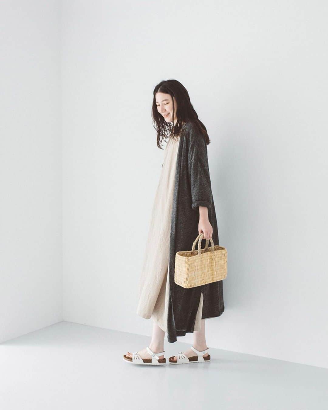 ナチュランさんのインスタグラム写真 - (ナチュランInstagram)「さらり、ふわりと心地よい【 リネンの羽織りもの 】﻿ ﻿ じめじめと蒸し暑いと思いきや、急に肌寒くなったりと不安定な天気が続く梅雨時。﻿ そんな時期は、さらさらと素肌に心地よいリネン100％素材で仕立てた羽織りアイテムがおすすめです。﻿ お出かけ前にさらりと纏うだけで、どこか品の漂う装いに仕上げてくれる、上質なリネンを使ったバイヤーいちおしアイテムをご紹介します。﻿ ﻿ ﻿ -----------﻿ ■【tukuroi by SUNVALLEY】ラミーラチネ フード付きワイドブルゾン［FOR-2A40-0688-A］﻿ カジュアルな中にもどこか品のよさを漂わせる、ラチネ織りと呼ばれる独特な凹凸感が特徴のパーカ。コンパクトなショート着丈で持ち運びもしやすく、梅雨時のちょっとしたお出かけやお散歩での温度調節にもおしゃれに活躍してくれます。﻿ ﻿ ﻿ -----------﻿ ■リネンワイドギャザーシャツワンピース［EQC-2A34-0848-B］﻿ 前回登場の際に大好評だった「TUTIE.」とナチュランのコラボワンピース。別注カラーのダークグリーンは、リネンの風合いが引き立った味わい深い色合いが、甘すぎない大人シックな装いに仕立ててくれます。﻿ ﻿ ﻿ -----------﻿ ■リネンカットロングカーディガン［DLW-2A41-0805-B］﻿ ■コットンリネンしわ加工キーネックギャザーワンピース［MAA-2A40-1261-D］﻿ リネンを優しく編み立てた、ソフトな風合いと軽さが魅力的なロングカーディガン。シワになりにくいカットソー生地は、くるくるとコンパクトに畳んで持ち運べる使い勝手のよさもうれしいポイントです。﻿ リラックスムード漂うやわらかなベージュカラーのワンピース。洗いを2回施した優しい肌当たりで、リネン特有のシャリ感が苦手な方にもおすすめな1枚です。座りシワも気にせず楽しめ、ゆったりくつろぐおうち着もぴったりです。﻿ ﻿ ﻿ ﻿ ﻿ ------------------------------﻿ ▶️お買いものは写真内のタグをタップしてくださいね。またはプロフィールからもナチュランへリンクしています。→@natulan_official﻿ ﻿ ▶️写真内のタグは、販売中でも消えている場合がございます。ぜひ、ナチュランの検索窓から、注文番号又は商品名を、検索してみてくださいね。﻿ ﻿ ▶️プロフィール画面では、季節のおすすめ商品や、再入荷情報をご紹介しています。ぜひ、ご覧くださいませ。→@natulan_official﻿ ﻿ ----------- #lifewear #fashion #今日のコーデ #コーディネート #ファッション #ナチュラル #ナチュラン #natulan #日々の暮らし #暮らしを楽しむ #シンプルライフ #シンプルコーデ #大人女子 #大人コーデ #ナチュラルコーデ #羽織り #羽織りコーデ #リネンコーデ #リネンパーカー #リネンワンピース #前開きワンピース #リネンカーディガン #ロングカーディガン #Aラインワンピース #サンバレー #ツチエ #ヘブンリー #ゼロハチマブ #冷房対策 #natulan_official @okalichan」6月21日 7時59分 - natulan_official