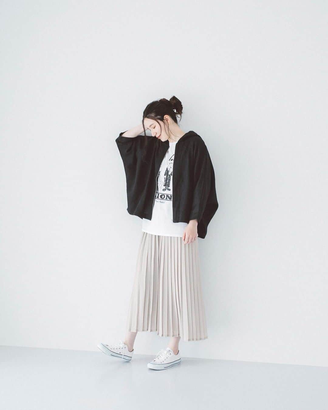ナチュランさんのインスタグラム写真 - (ナチュランInstagram)「さらり、ふわりと心地よい【 リネンの羽織りもの 】﻿ ﻿ じめじめと蒸し暑いと思いきや、急に肌寒くなったりと不安定な天気が続く梅雨時。﻿ そんな時期は、さらさらと素肌に心地よいリネン100％素材で仕立てた羽織りアイテムがおすすめです。﻿ お出かけ前にさらりと纏うだけで、どこか品の漂う装いに仕上げてくれる、上質なリネンを使ったバイヤーいちおしアイテムをご紹介します。﻿ ﻿ ﻿ -----------﻿ ■【tukuroi by SUNVALLEY】ラミーラチネ フード付きワイドブルゾン［FOR-2A40-0688-A］﻿ カジュアルな中にもどこか品のよさを漂わせる、ラチネ織りと呼ばれる独特な凹凸感が特徴のパーカ。コンパクトなショート着丈で持ち運びもしやすく、梅雨時のちょっとしたお出かけやお散歩での温度調節にもおしゃれに活躍してくれます。﻿ ﻿ ﻿ -----------﻿ ■リネンワイドギャザーシャツワンピース［EQC-2A34-0848-B］﻿ 前回登場の際に大好評だった「TUTIE.」とナチュランのコラボワンピース。別注カラーのダークグリーンは、リネンの風合いが引き立った味わい深い色合いが、甘すぎない大人シックな装いに仕立ててくれます。﻿ ﻿ ﻿ -----------﻿ ■リネンカットロングカーディガン［DLW-2A41-0805-B］﻿ ■コットンリネンしわ加工キーネックギャザーワンピース［MAA-2A40-1261-D］﻿ リネンを優しく編み立てた、ソフトな風合いと軽さが魅力的なロングカーディガン。シワになりにくいカットソー生地は、くるくるとコンパクトに畳んで持ち運べる使い勝手のよさもうれしいポイントです。﻿ リラックスムード漂うやわらかなベージュカラーのワンピース。洗いを2回施した優しい肌当たりで、リネン特有のシャリ感が苦手な方にもおすすめな1枚です。座りシワも気にせず楽しめ、ゆったりくつろぐおうち着もぴったりです。﻿ ﻿ ﻿ ﻿ ﻿ ------------------------------﻿ ▶️お買いものは写真内のタグをタップしてくださいね。またはプロフィールからもナチュランへリンクしています。→@natulan_official﻿ ﻿ ▶️写真内のタグは、販売中でも消えている場合がございます。ぜひ、ナチュランの検索窓から、注文番号又は商品名を、検索してみてくださいね。﻿ ﻿ ▶️プロフィール画面では、季節のおすすめ商品や、再入荷情報をご紹介しています。ぜひ、ご覧くださいませ。→@natulan_official﻿ ﻿ ----------- #lifewear #fashion #今日のコーデ #コーディネート #ファッション #ナチュラル #ナチュラン #natulan #日々の暮らし #暮らしを楽しむ #シンプルライフ #シンプルコーデ #大人女子 #大人コーデ #ナチュラルコーデ #羽織り #羽織りコーデ #リネンコーデ #リネンパーカー #リネンワンピース #前開きワンピース #リネンカーディガン #ロングカーディガン #Aラインワンピース #サンバレー #ツチエ #ヘブンリー #ゼロハチマブ #冷房対策 #natulan_official @okalichan」6月21日 7時59分 - natulan_official