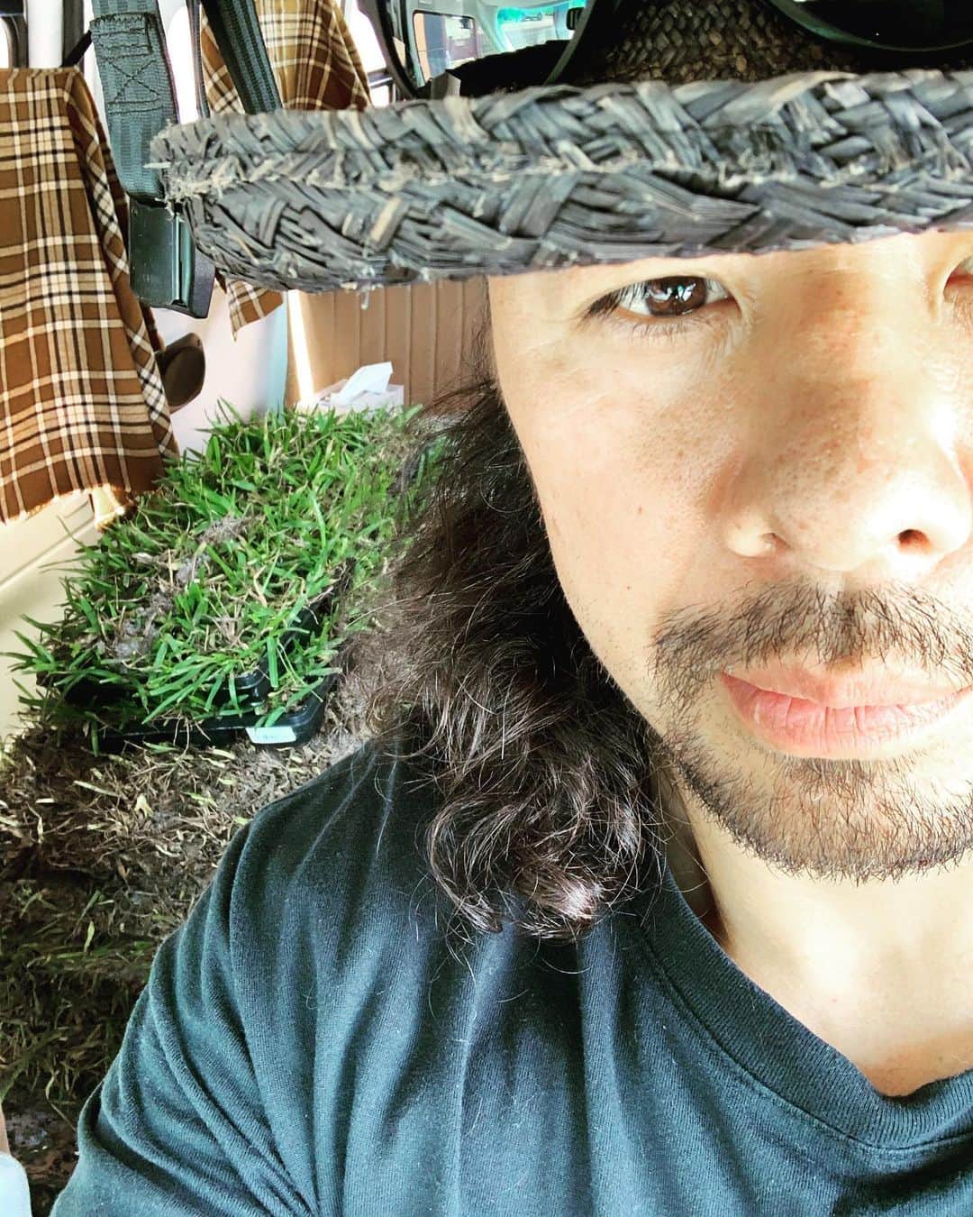 中邑真輔さんのインスタグラム写真 - (中邑真輔Instagram)「Before Lawn care.  芝生を買いに行きました。」6月21日 8時00分 - shinsukenakamura