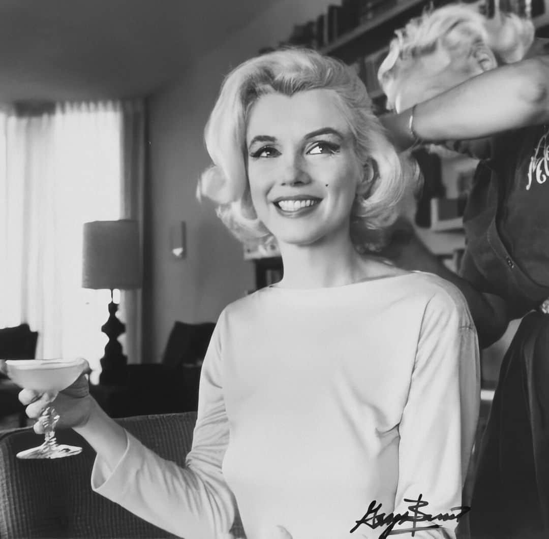 マリリン・モンローのインスタグラム：「Marilyn photographed by George Barris in 1962. Even in his old age, Mr. Barris was being asked about Monroe. “She projected such joy when the camera was on,” he told The Chicago Sun-Times in 2004. “And all these years later, the world still can’t forget her face.”❤️」