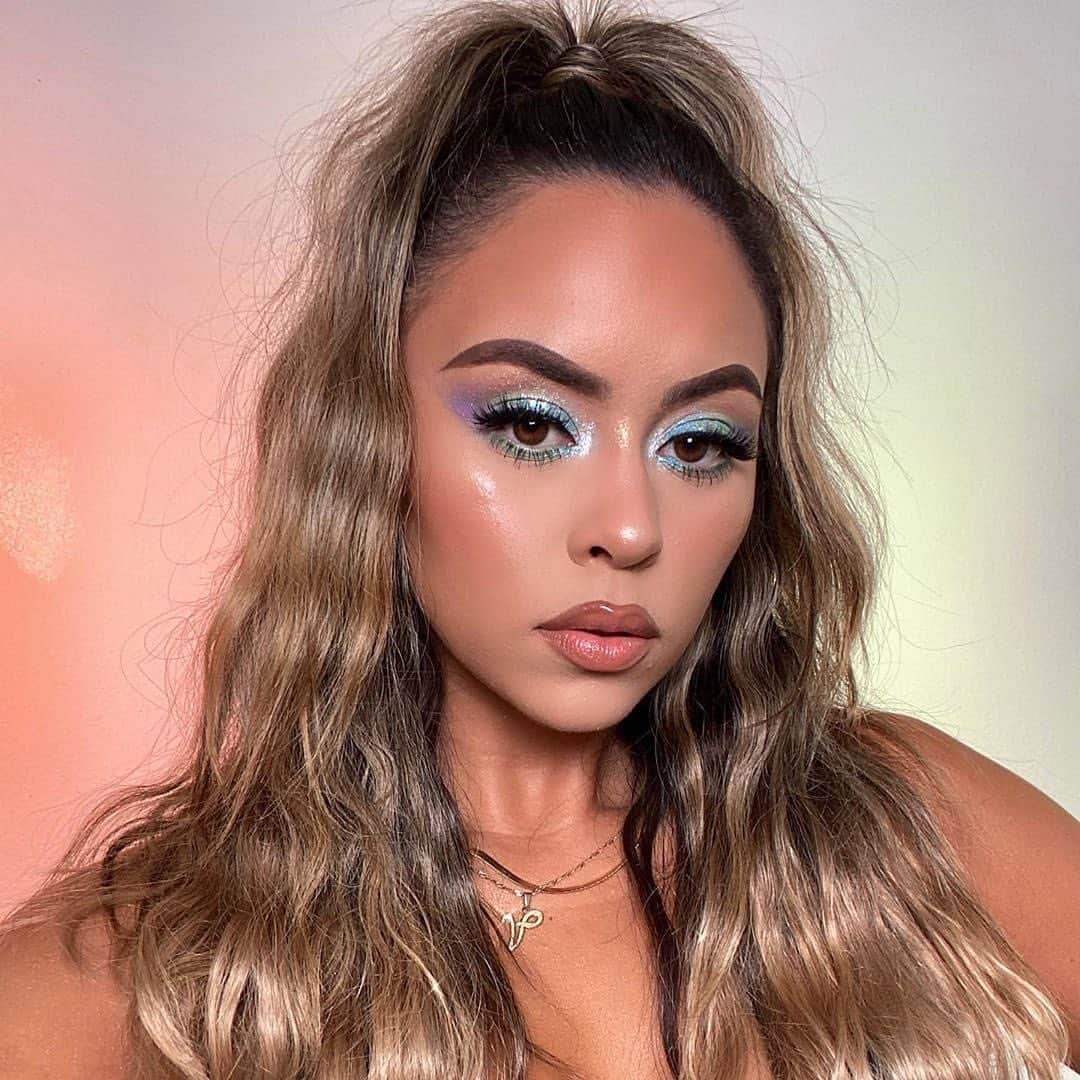 e.l.f.さんのインスタグラム写真 - (e.l.f.Instagram)「Meet @valeloren - one of the 5 Glam Gyals (the winners of #BeautyScape2019 and creators of the NEW Retro Paradise Collection!) ☀️🌴 ⁣ ⁣ Here's how you can get her gorgeous summer glam✨⁣ -Retro Paradise 18 Piece Eyeshadow Palette -Retro Paradise Primer Glow Oil⁣ -Multi Dimensional Face & Body Shimmer in shades Luna and Sol⁣ -Retro Paradise Dream On Lip Gloss in shade Strawberry Daiquiri and the Line & Shine Lip Kit Lip Liners」6月21日 8時19分 - elfcosmetics