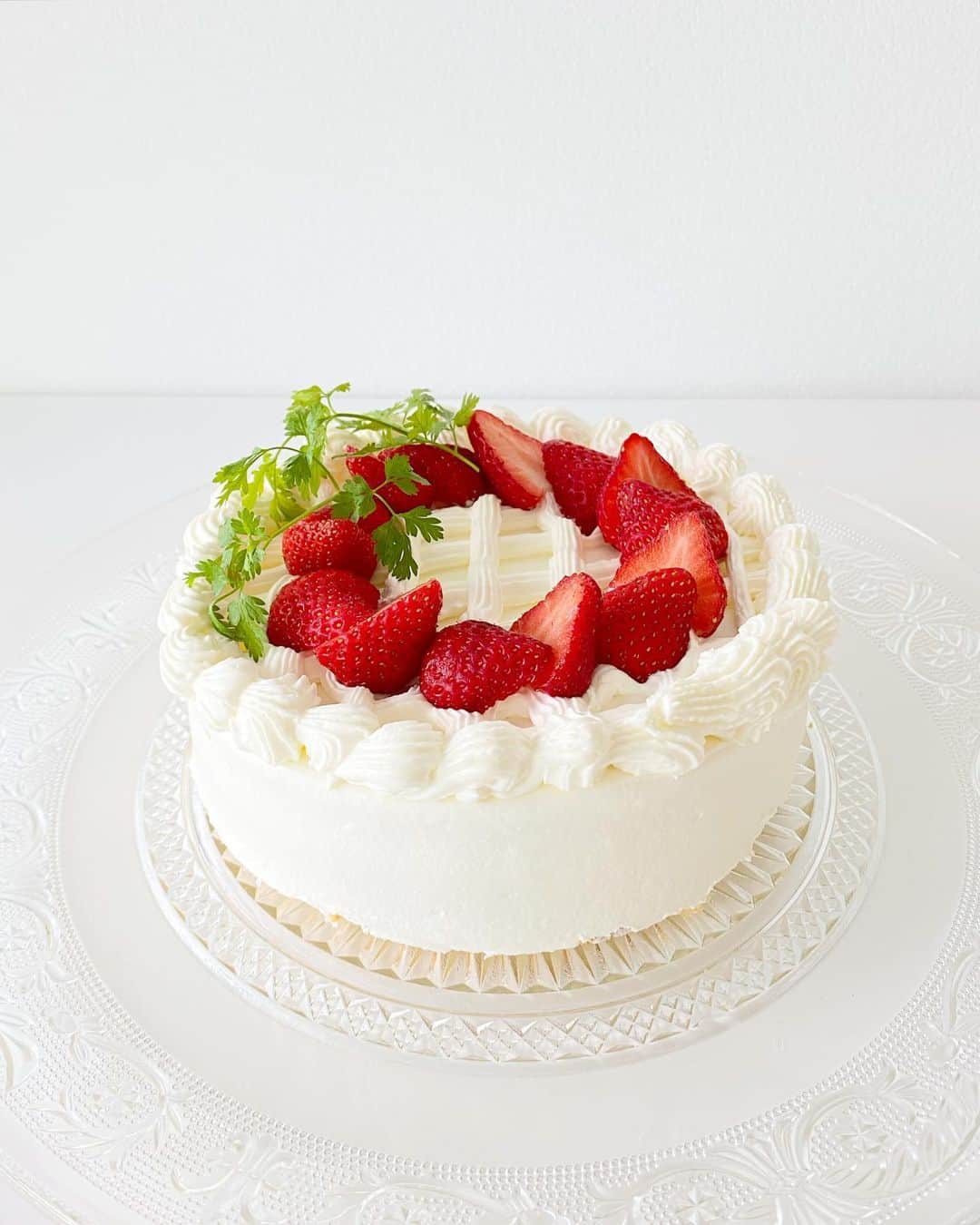 近藤しづかさんのインスタグラム写真 - (近藤しづかInstagram)「Happy Birthday  to everyone born inJune!! &Happy Father’s Day . Cake #1 I made this 【Strawberry Shortcake】 last week, is probably one of the most popular and classic cakes in Japan. Whether it’s for birthdays, Christmas or any type of celebration, we enjoy Strawberry Shortcake all year round🍰 . . 6月お誕生日のみなさん おめでとうございます🎂 &父の日おめでとうございます . いつか子供ができたら お誕生日に作ってあげたいなぁと 思いたったら作る【ショートケーキ】 . 何とも言えない可愛さ美味しさなのに 生クリームを塗るのと絞るのが難しくて まだまだ練習が必要です。 もたもたしてるとボソボソになるから 「女は勢いよ!!」と心の中でつぶやきながら 思いきって塗っているの。笑 . こういう時は 砂糖・生クリーム・バター　カロリー気にしない それより 美味しいなぁ　嬉しいなぁ　 HAPPYな気持ちを大切にしたい。 みんなで分けて食べてさ 1ピースくらい ケンチャナヨー✌️ . . #happysunday #happyfathersday #fathersday  #happybirthday #birthdaycake #strawberry #cake #pastry  #ショートケーキ　#ケーキ作り #6月 #お誕生日　#父の日  #buoncompleanno #festadelpapà  #torta #giapponese #fattaamano」6月21日 8時27分 - shizuka_kondo