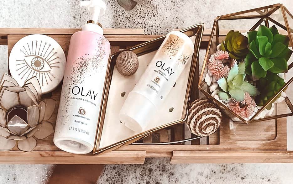 Lauren Riihimakiさんのインスタグラム写真 - (Lauren RiihimakiInstagram)「#ad the tub is my happy place, esp during a time when our routines are a little wacky. New favs in my bathtub skin routine tho!! Ya girl upgraded to the @olay skincare-inspired Body Wash with Vitamin B3 Complex and Hyaluronic Acid + @Olay Rinse-Off Body Conditioner. SHE’S GOT A 2 STEP BODY SKINCARE ROUTINE Y’ALL!!!! #olaypartner」6月21日 8時30分 - laurdiy