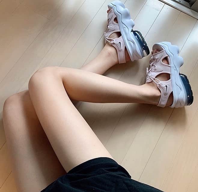 のインスタグラム：「NIKEのエアマックスココ☺︎✔️ . ネットだとすぐ売り切れて買えなかったけど店頭で見つけて即購入🥳 エアマックスだから歩きやすすぎるしぴょんぴょん跳ねちゃうくらい歩きやすい！！ 夏のサンダル決定💟 . . . . #エアマックスココサンダル #藤川らるむ#エアマックス女子 #エアマックスココ #ナイキ女子#shoesmania_63 #nikeshoesmaniac _ #スニーカー女子#夏サンダル #脚スタグラム#らるむぅの脚スタグラム #脚 #美脚 #脚やせトレーニング #asiabeautycongress」