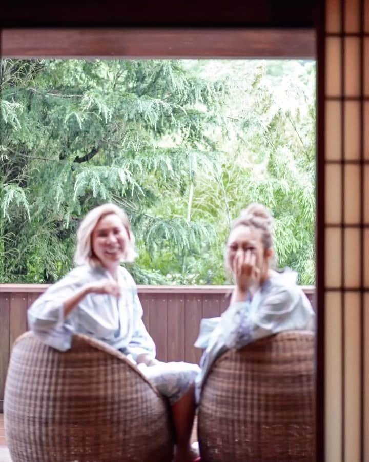 Manamiのインスタグラム：「🇯🇵👘♨️ @fanfanirene Birthday trip🤍🤍🤍 5月は会えなくて、やっとお祝いできた😍❤️ いつも可愛くて優しくてピュアでポジティブで 周りをhappyにしてくれるFanFanが大好き💫💗 ㅤ そして、私のマザーテレサ @maui_ruby ❤️ Rubyの秘密の宿に連れてきてくれてありがとう😌❤️ ファン子birthday tripなのに 私もお祝いしてもらっちゃった😫💖🎂 ㅤ 2人といるといつも素でいられて楽で、いつも笑ってる☺️ 穏やかな2人が大好きです☺️❤️ そしてやっぱり日本旅もいいなぁ👘 豪華なお食事とお部屋についてる温泉最高すぎた♨️ ㅤ TikTok風動画作ってみたんだけど、 クオリティ低め🤣🤣🤣  #しばらくは日本を楽しむぞ🦌」