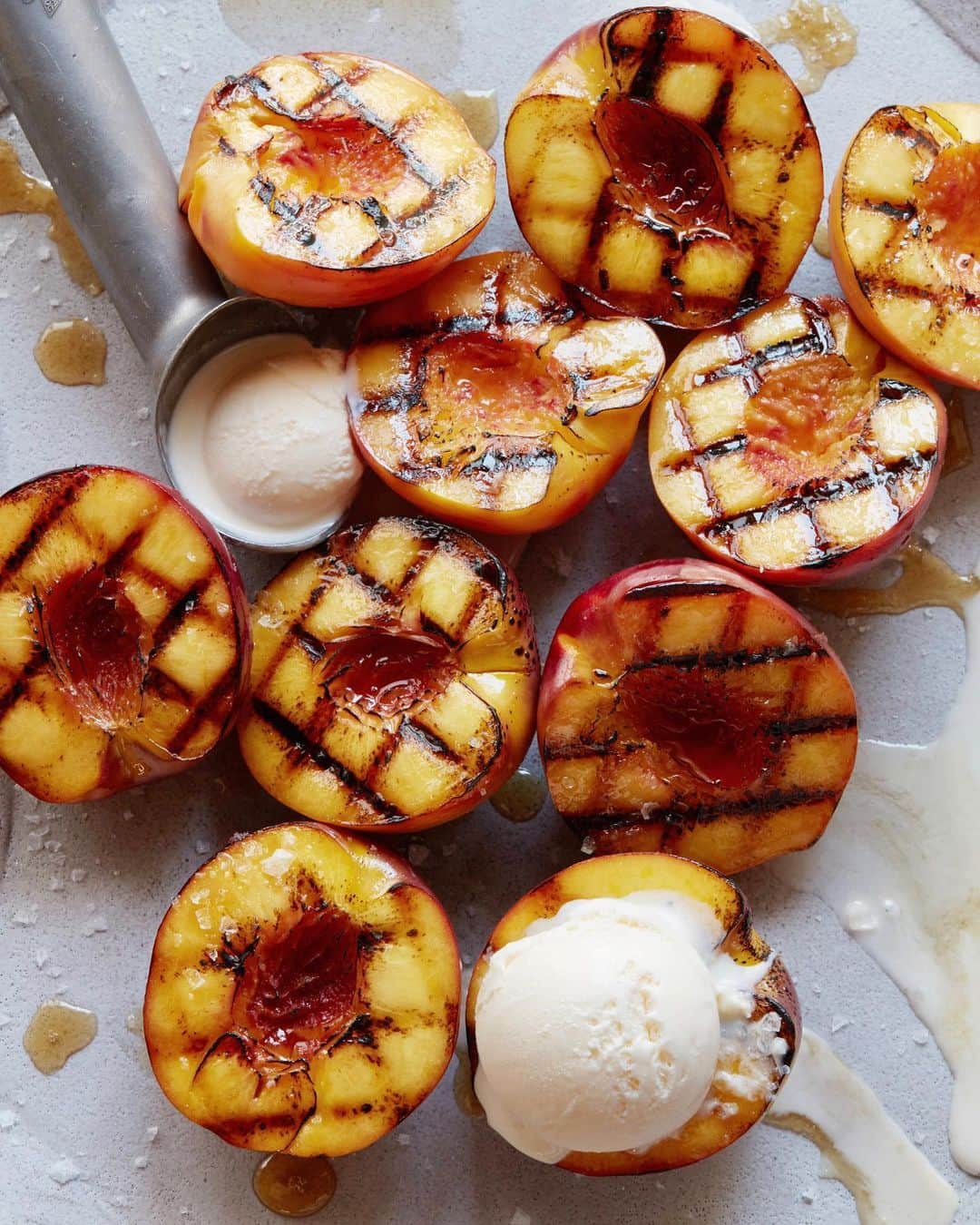 Gaby Dalkinさんのインスタグラム写真 - (Gaby DalkinInstagram)「First official day of summer calls for my fav summer dessert: grilled peaches and ice cream with a drizzle of honey and a sprinkle of salt! THEY 👏🏻 ARE 👏🏻 EVERYTHING 👏🏻 https://whatsgabycooking.com/grilled-peaches-with-vanilla-ice-cream/」6月21日 8時51分 - whatsgabycookin