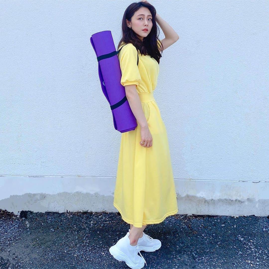 のインスタグラム：「パーソナルジム、、🏃‍♀️ スワイプしてね▶︎▶︎▶︎ ・ ・ ・ #りーまる #サロモ #サロンモデル #インフルエンサー #フリーモデル#撮影データ #撮影モデル募集 #広告モデル ・ ・ ・ ・ ・ ・ 行くときにも便利な @attrangs_japan のワンピandシューズ👗🇰🇷 ・ ・ ・ ここのブランドももう何度もリピートしてるけど ハズレなしオンラインショップです✊✨ ・ ・ ワンピースはサラッと一枚で決まるし、これは洗濯機そのままできちゃうのがお気に入り🐶💐 ・ ・ ・ 靴もインソール入ってて、 こっそり足長効果あるのがすごく好きなんです😆💓 ・ ・ ・ 最近有楽町から @exthy_ginza までのお散歩が好きで、 歩きやすい靴で行ってます👟 ・ ・ ・ それと最近筋トレ後に甘いの飲みたくなるんだけど、 @marusanai_official の #花香ウーロンティ 美味しかったです🤤💓 ・ ・ ・ #りーまるコーデ　 #りーまるグルメ ⁣#大人カジュアル ・ ・ ・ ・ 〈 撮影依頼募集中〉 6/28,29 7月のお仕事依頼お受けしてます♪ DMくださると嬉しいです💐 よろしくお願い致します☺︎ ・ ・ ・ ・ ・ ・ #ヘアアレンジ #ポートレートモデル #被写体#カメラマンさんと繋がりたい #女子力アップ#プチプラコーデ  #韓国ファッション #美容好きな人と繋がりたい #ポートレートしま専科 #大人女子 #ファッションモデル#オンラインショップ #韓国メイク#スニーカー#彼女感 #ワンピース#ホワイトニング ⁣#パーソナルトレーニング」