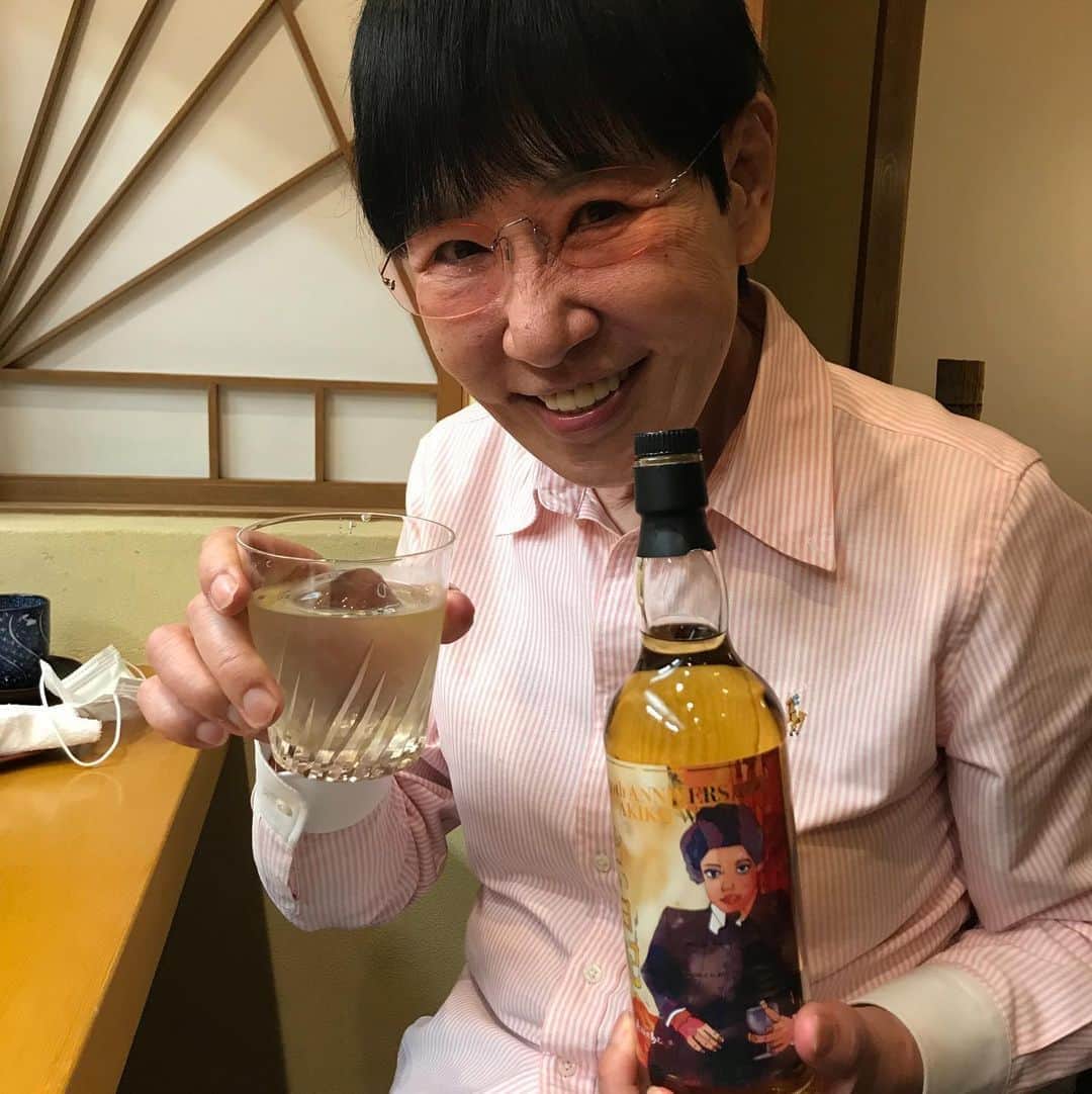 和田アキ子さんのインスタグラム写真 - (和田アキ子Instagram)「こないだ、久しぶりに、久しぶりに外で飲みました😊😊 最高だった〜😊😊 お馴染みのお店に行ったのですが、私が50周年の時に企画で出したウィスキーを置いておいてくれていて^_^ さらに嬉しくて何倍も美味しいお酒になりました😊😊 さすがに家も飽きました😭😭😭 #ako50th #外飲み #外食 #やっぱり #最高」6月21日 8時48分 - ako50th