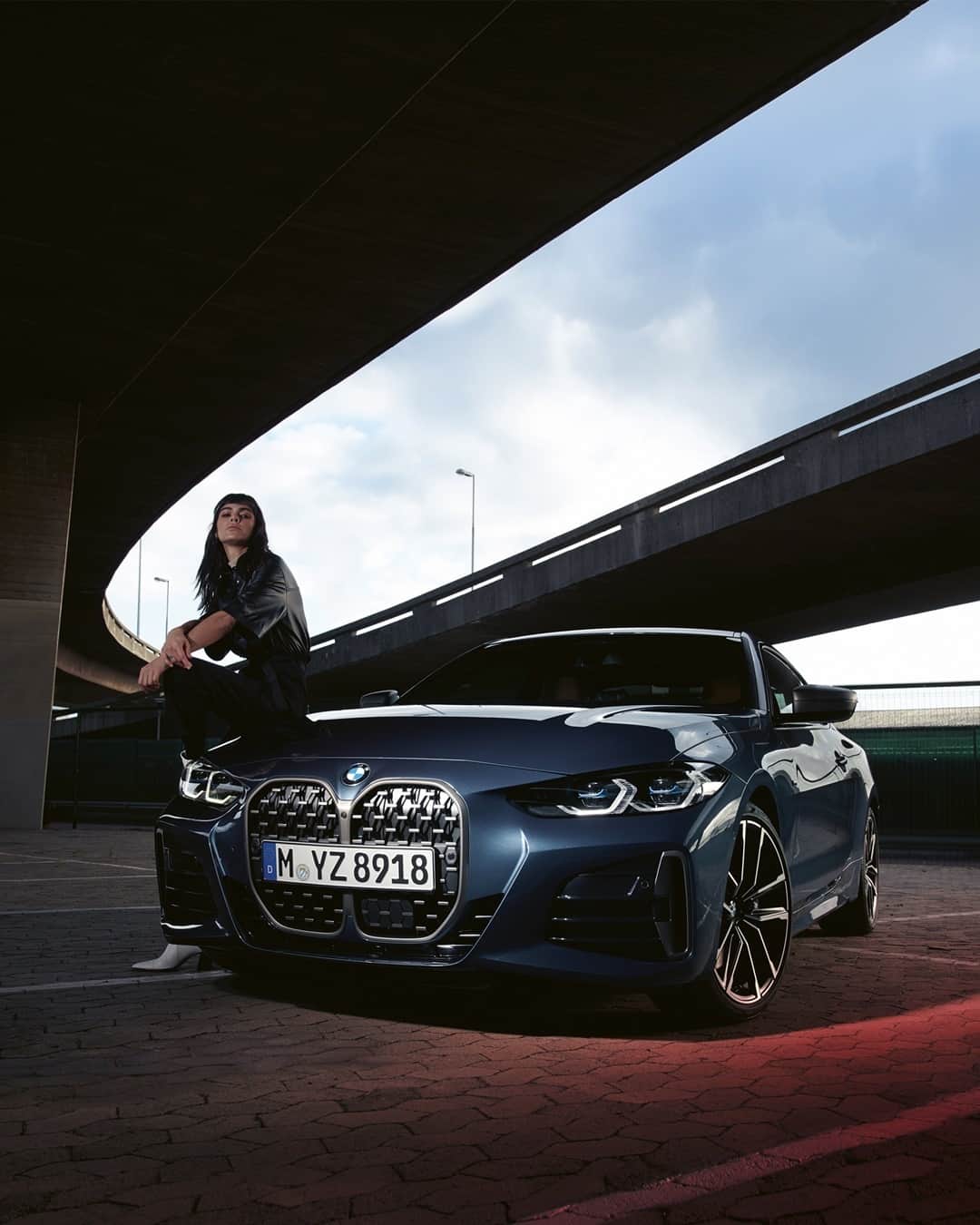 BMWのインスタグラム：「Dare to stand at the edge. The all-new BMW 4 Series Coupé. #THE4 #BMW #4Series #EnjoyEveryEdge __ BMW M440i xDrive Coupé: Fuel consumption in l/100 km (combined): 7.1–6.8. CO2 emissions in g/km (combined): 163–155.  Further information: www.bmw.com/disclaimer. Acceleration (0-100 km/h): 4.5 s. Power: 275 kW, 374 hp, 500 Nm. Top speed (limited): 250 km/h.」