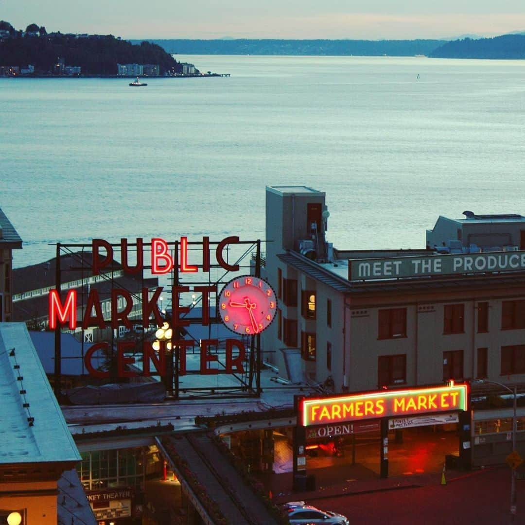 E! Onlineさんのインスタグラム写真 - (E! OnlineInstagram)「"For the first time, we are turning off our iconic Public Market Center Clock sign tonight to illuminate only B-L-M.⁣ ⁣⁣⁣The main lights will remain off through the weekend. "📍Seattle, Washington. (📷: @captain.bsea)」6月21日 9時00分 - enews