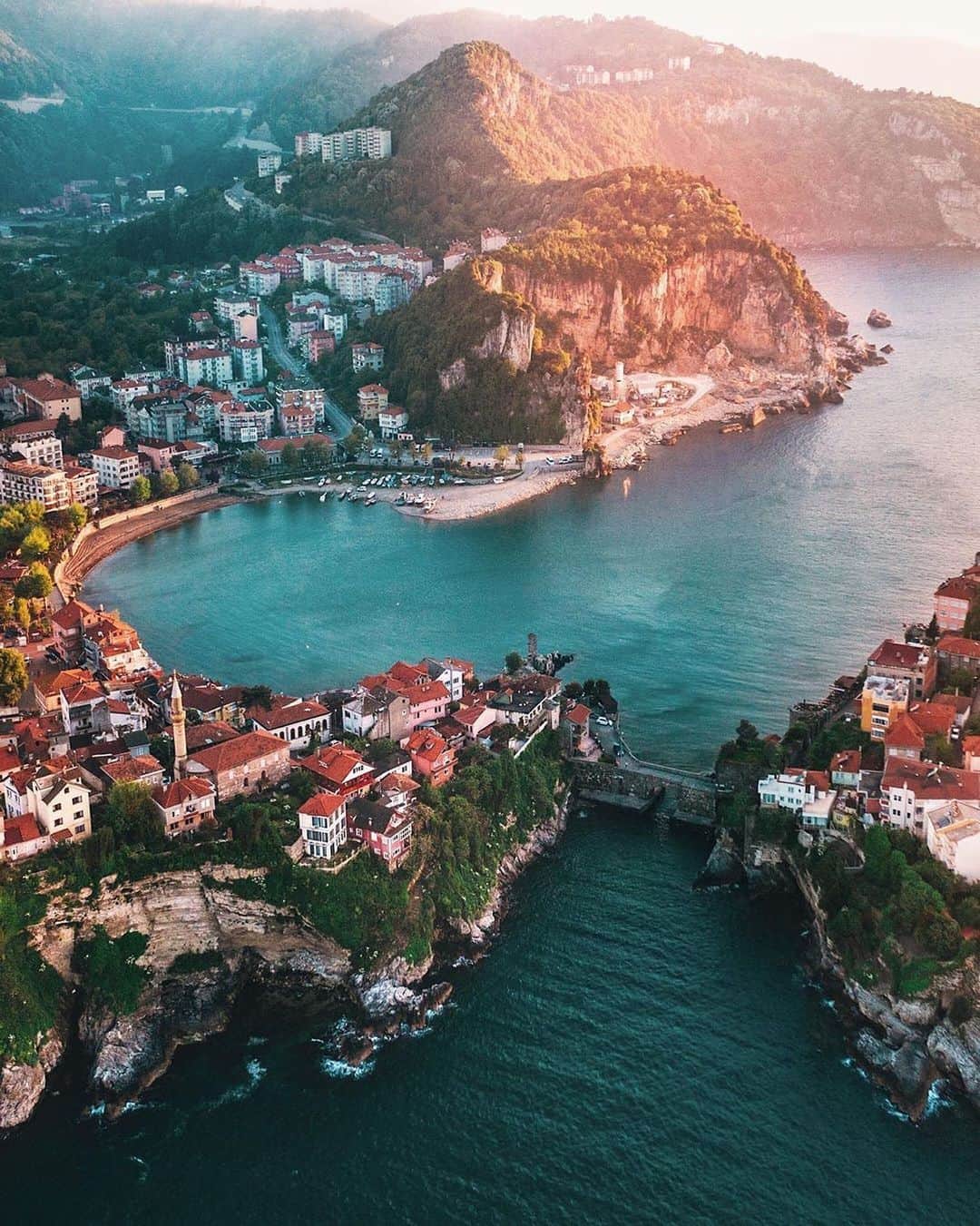 BEAUTIFUL DESTINATIONSさんのインスタグラム写真 - (BEAUTIFUL DESTINATIONSInstagram)「The sea, the beautiful cliffside mountains, amazing architecture, and the beach, what more could you want? 🌊❤️Amasra is a small Black Sea port town in the Bartın Province, Turkey. The town is much appreciated for its beaches and natural setting, which has made tourism the most important activity for its inhabitants! 🤩Tag a friend who'd love to visit! (📸: @ahmet.erdem 📍: Amasra, Turkey)」6月21日 9時03分 - beautifuldestinations