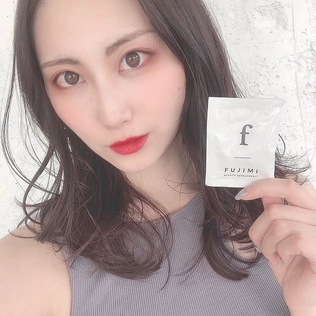 aya onoのインスタグラム：「私のモーニングルーティンの一つ ●FUJIMIのサプリを飲む @fujimi_official  今までと違った行動でも3週間続ければ習慣となる　と言われてますよね？ 私今まで沢山のサプリメントを買ってみたりしたんですが、なかなか続かず… 何故か考えたんですよ 理由がわかりました！  1つの事なら3週間続けてできることに気づきました けど私自身サプリメントってあれも足りないこれも足りないと思っていろいろ飲まないと心配だったんです。 それが失敗の原因だと気づきました。  何故FUJIMIだけが習慣化したのか… それは必要なもの全部一緒に一包にされてるから 1アクションでいいから続いたんですよ これが5種類違う袋に入っていて一つずつ出すタイプであれば失敗してましたね笑  サプリメントは続けるからこそちゃんと効果が感じられるものだと思います。 なので私のようなめんどくさがり屋さんにとっては、ものすごくオススメだと思います。  あとは自分で何が不足しているかなんて、よっぽど勉強してる健康オタクしかわかりませんよね？ FUJIMIの良いところは今の自分の状態にあったサプリをAIで判断して、自分専用のサプリの組み合わせで届く所なんですよ。 私自身もAIが選出してくれたサプリを見て「あーこれ足りてなかったんだ、全く眼中になかったわ...」なんていう経験しましたから笑  サプリメント気になるけど、なにのんだらいいの？という方へも大変オススメなサプリですね。  ということで、今日はズボラな私でも続いたサプリを紹介しました✨  #FUJIMI #FUJIMIサプリ #pr #美容オタク #健康オタク #サプリメント #サプリ #美肌 #美肌ケア #美肌塾 #モデルが飲むサプリ #ズボラ女子 #コラーゲン #ビタミン #フィッシュオイル」