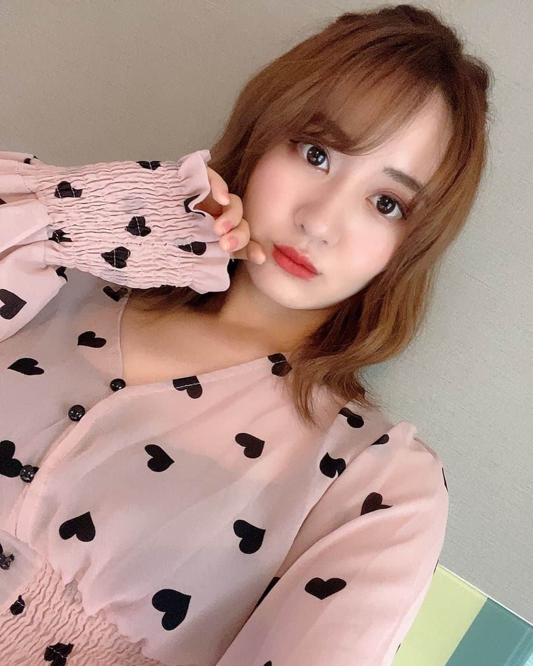 依東杏奈のインスタグラム：「ラブリーな服💗 #ラブリー #ふりふり #トップス  #可愛い💕 #ハーフアップ  #Bonjour #goodmorning #hello #안녕하세요」