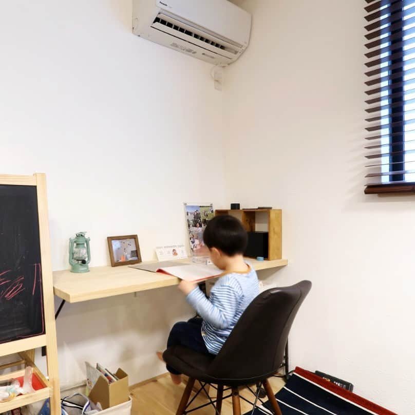 のインスタグラム：「・ リビングの奥には、デスクコーナーが。お子さまの勉強や奥様の裁縫に使う予定で、ダイニングテーブルと分けることで、メリハリをつけて作業ができそう😌🌟 ------------------------------------------- 🏡LINE友達追加 毎週イベント情報や豆知識を配信♪ こちら👉@sh.lineinfo ------------------------------------------- 🏠さつまホームメインページ オシャレな施工例を配信中！ こちら👉@satsumahome ------------------------------------------- 🏠さつまホーム資料請求専用ページ 資料請求ご希望の方は こちら👉@sh.request ------------------------------------------- 🏠さつまホームイベント専用ページ イベント情報・予約をご希望の方は こちら👉@sh.eventinfo ------------------------------------------- #さつまホーム #無添加住宅 #漆喰 #無垢床 #箕面 #北摂 #goooodhome #くらし #instahouse #instahome #デスクコーナー #スタディーコーナー #スタディスペース #裁縫 #書斎スペース # デスク#趣味の時間 #趣味スペース #趣味 #ナチュラルインテリア #ナチュラル #黒板 #勉強 #タイル #写真 #お絵かき #自由なスペース #作業 #作業スペース # シンプル」