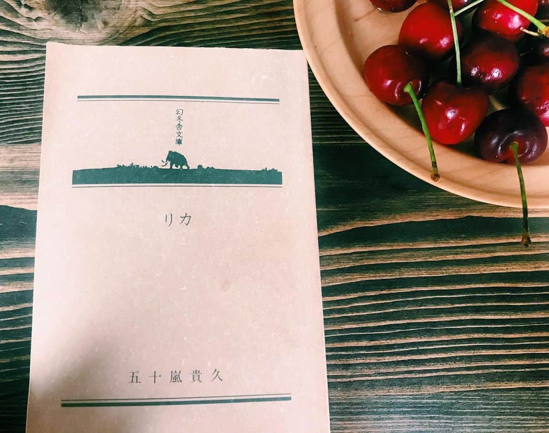 松田珠希さんのインスタグラム写真 - (松田珠希Instagram)「久々にホラー小説を読みたくなって、なんとなしにネットで見つけた『リカ』という小説を買ってみた。いわゆるサイコパス系のこの小説。 話の流れや設定はかなり定番に近いのだけど、なんなんだろうこの小説の怖さは。臭気の事がよく描かれていてそれがイメージする感覚をプラスするのかしら。 怖すぎてのめり込み過ぎて、読み終わった頃には空は明るくなっていた。 無駄に玄関と全ての窓の鍵を確認して、急いで寝た。見た夢は地獄のような夢で、心臓バクバクで目が覚めた。夢への影響はホラー小説＆映画の醍醐味だ。 シリーズ化しているみたいなので全部読もっと🥳という日曜日の朝。  #リカ　#ホラー小説 #ドラマ化もしてるらしい」6月21日 9時15分 - tamakimatsuda11