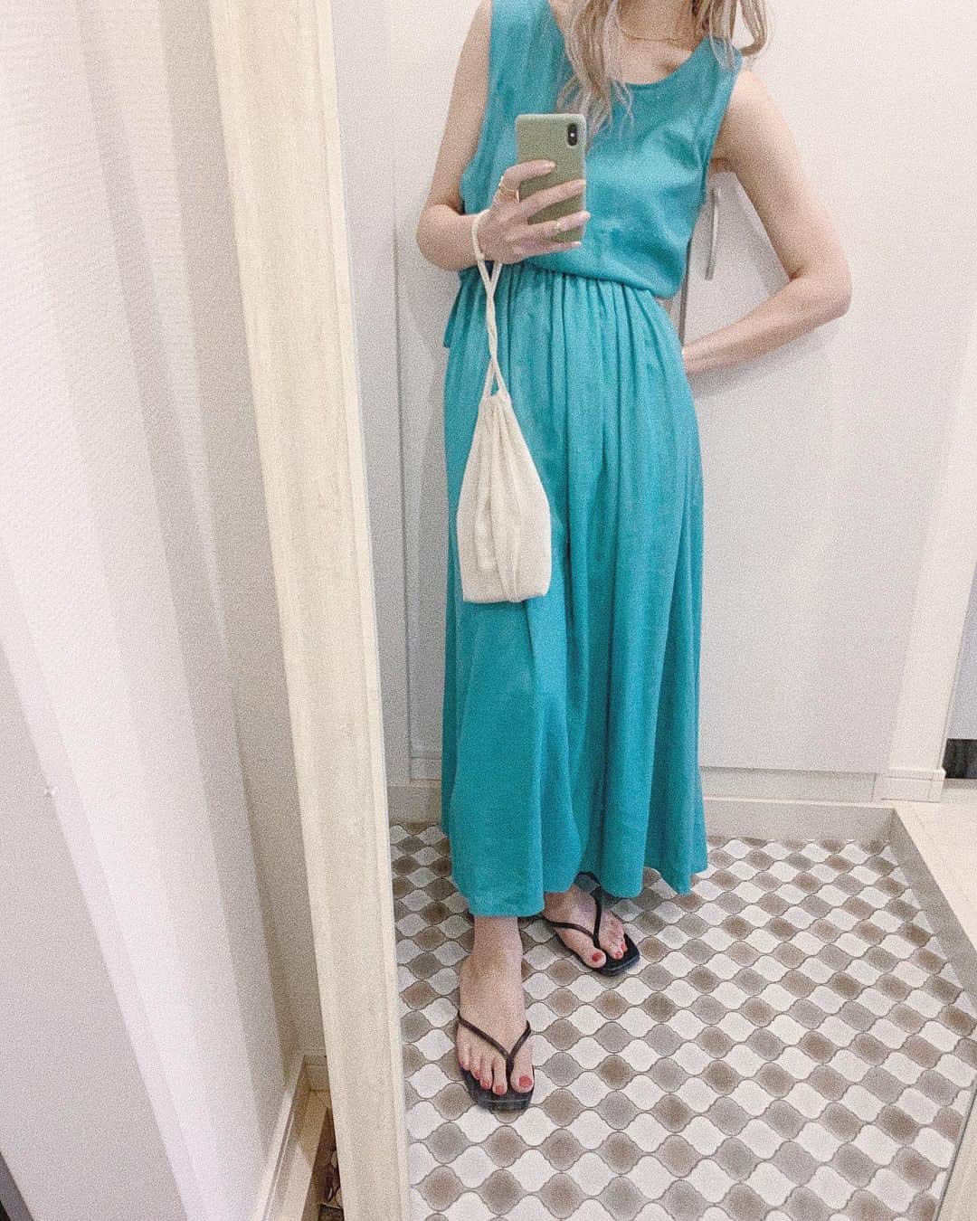 中谷愛のインスタグラム：「昨日のふく❤︎❤︎🐬﻿ リネンでさらっとらくちん。﻿ ﻿ #titivate #ティティベイト #titivatestyle #リネン混ノースリーブマキシワンピース #code #ootd @titivatejp﻿ #ai__code」