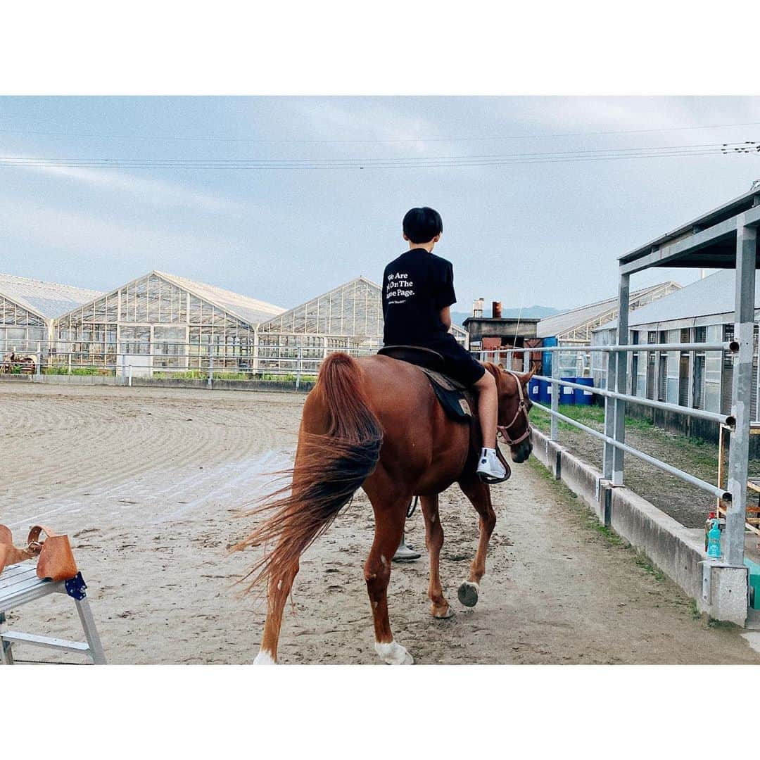 紗栄子さんのインスタグラム写真 - (紗栄子Instagram)「今日は乗馬day🐎💘 息子も @_thinktheday のTシャツを着てくれています🌹 チャリティTシャツの再販売後も、皆さんのTシャツの投稿を楽しみに毎日朝を迎えています🌈✨ 既に投稿に #ThinkTheDAY を付けて投稿してくださっている方も多い中、昨日”Think The DAY”のアカウント(@_thinktheday)を開設致しました💖  今後はこちらのアカウントで支援活動のお知らせやご報告、チャリティ企画の情報などを発信していきますので、こちらのアカウントも是非フォローしてくださいね😌✨ レッスン終わったらみんなの投稿リポストするよ〜👍🏻✨💖 #ThinkTheDAY @_thinktheday」6月21日 9時30分 - saekoofficial