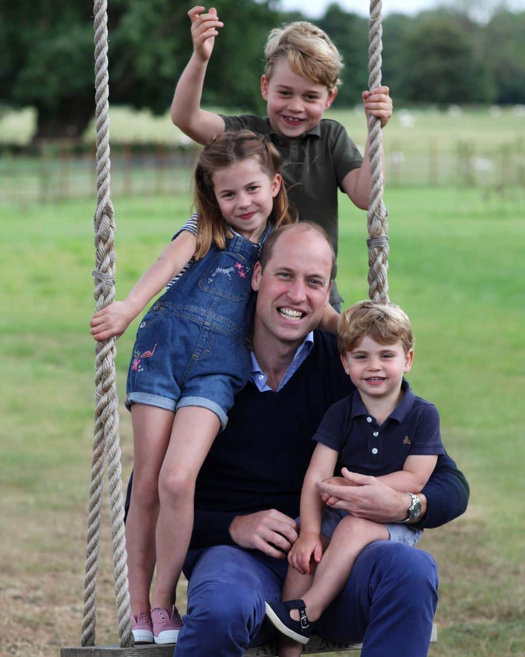Just Jaredさんのインスタグラム写真 - (Just JaredInstagram)「Prince William poses with all three kids Prince George, 6, Princess Charlotte, 5, & Prince Louis, 2, in a super cute photo in honor of Father’s Day taken by wife Kate Middleton! #PrinceWilliam #PrinceGeorge #PrincessCharlotte #PrinceLouis Photo: Courtesy of the Duchess of Cambridge」6月21日 9時33分 - justjared