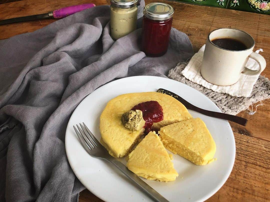 CHIPPRUSONのインスタグラム：「いちごジャム🍓ピスタチオバター🌱米粉と豆乳のビーガンパンケーキ🥞久しぶりにジャムを炊いています。ピスタチオバターもついに商品化。次回のパンセットは瓶詰め2本入ります。」