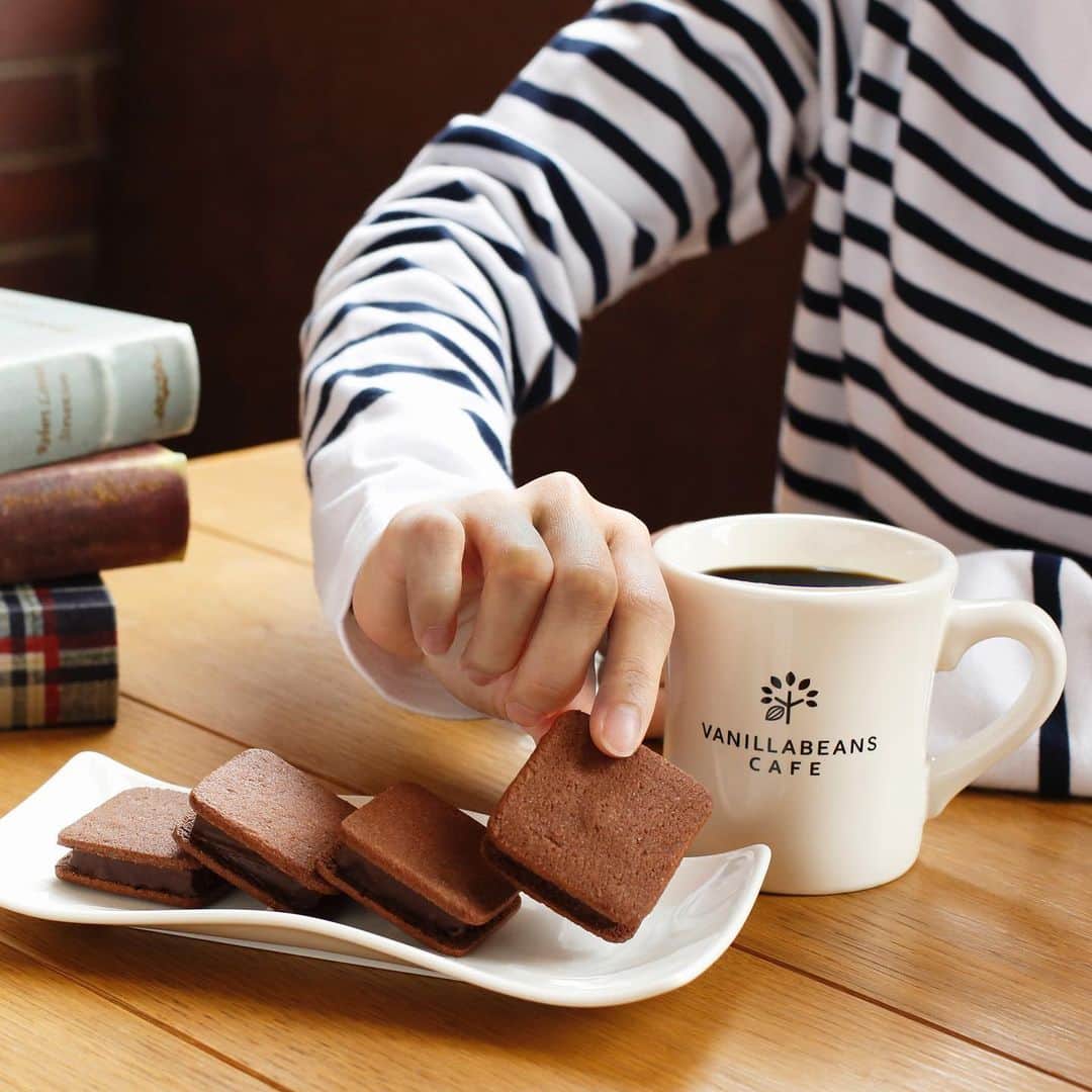 横浜生まれのチョコレート専門店 バニラビーンズさんのインスタグラム写真 - (横浜生まれのチョコレート専門店 バニラビーンズInstagram)「◆Best Dad ever!﻿ ﻿ 6月21日、今日は父の日。﻿ 遠く離れていても、﻿ 今日は想いがきっと伝わりますように：)﻿ ﻿ 良い１日をお過ごしください🌿﻿ ﻿ #vanillabeans #chocolate #chocolat #yokohama #minatomirai #father's day #バニラビーンズ #チョコレート #横浜カフェ #みなとみらいカフェ #父の日」6月21日 9時33分 - vanillabeans_official